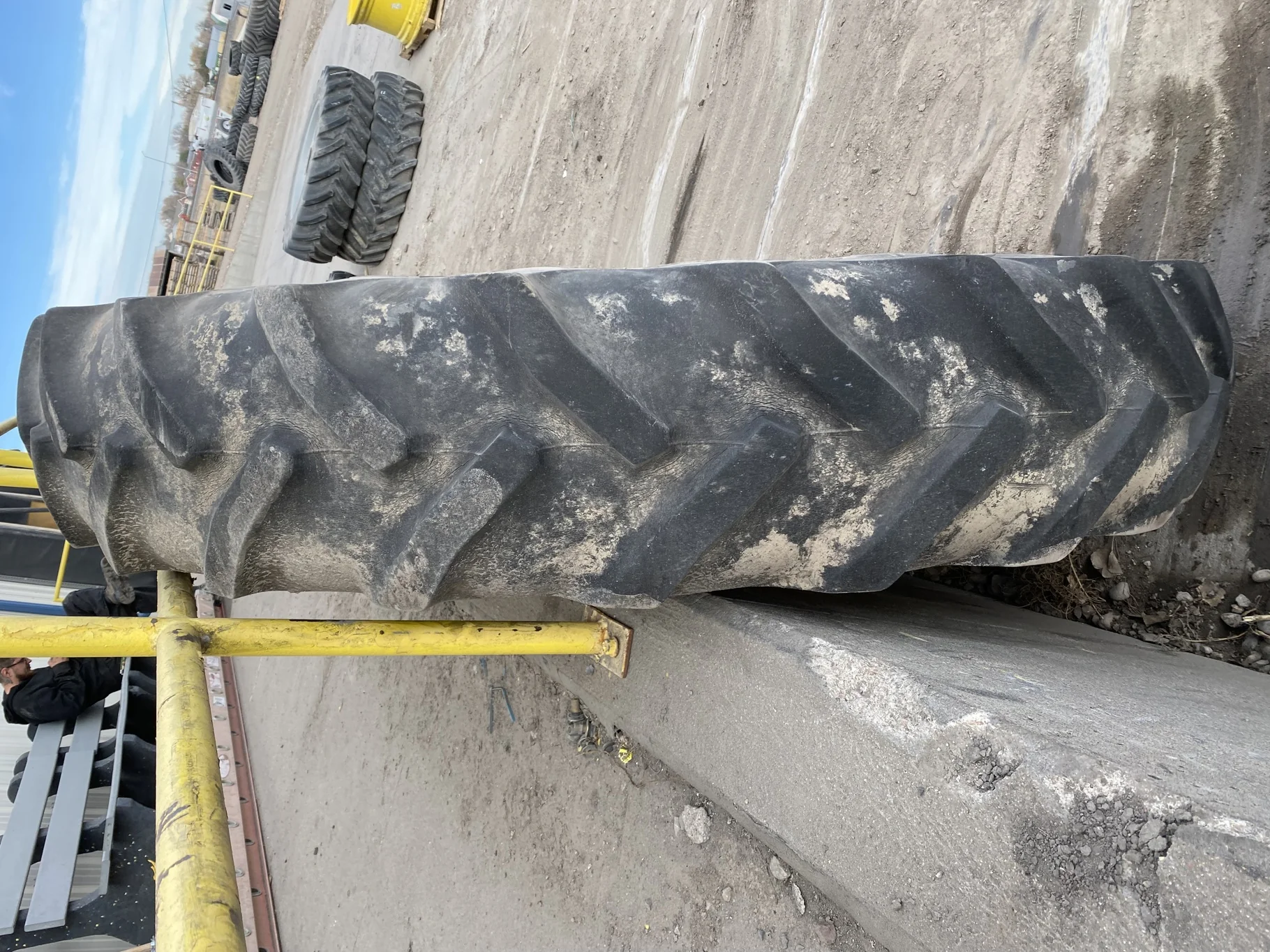 Used 42% 380/90R54 Goodyear Super Traction Radial DT800 on 12 X 54 John Deere Yellow 10 Bolt (.937) image 3
