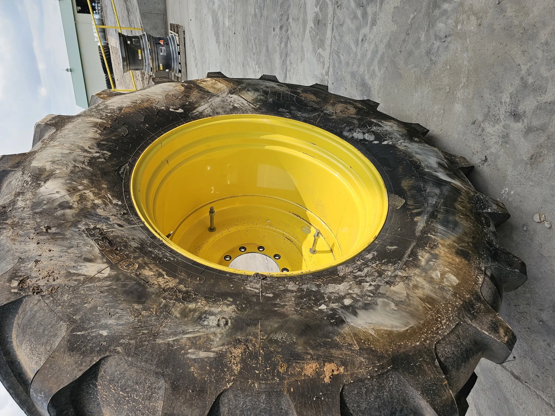 Used 98% 800/70R38 Firestone Maxi Traction R-1W 173D TL on a 25 x 38 JD Yellow 10 Bolt (.937) image 3