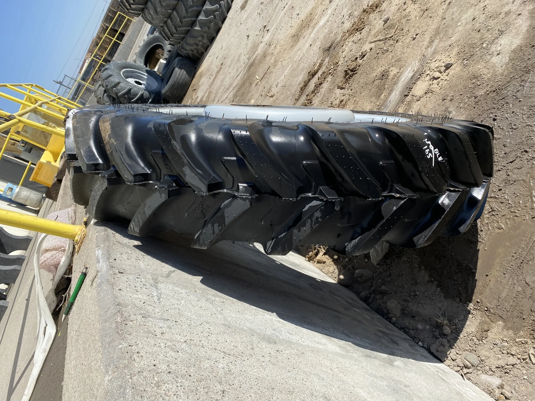 Take Off 320/85R34 (12.4R34) Michelin AgriBib 2 R-1W 133A8/133B TL on a 10 X 34 CIH Silver 12 Bolt S image 3