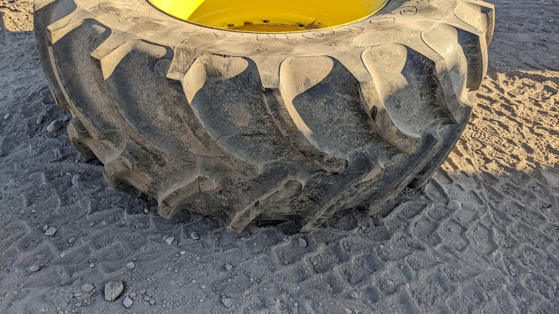 Used 87% 710/70R42 Firestone Maxi Traction R-1W 168DA8 TL on a 23 x 42 JD Yellow 12 Bolt (.945 image 2