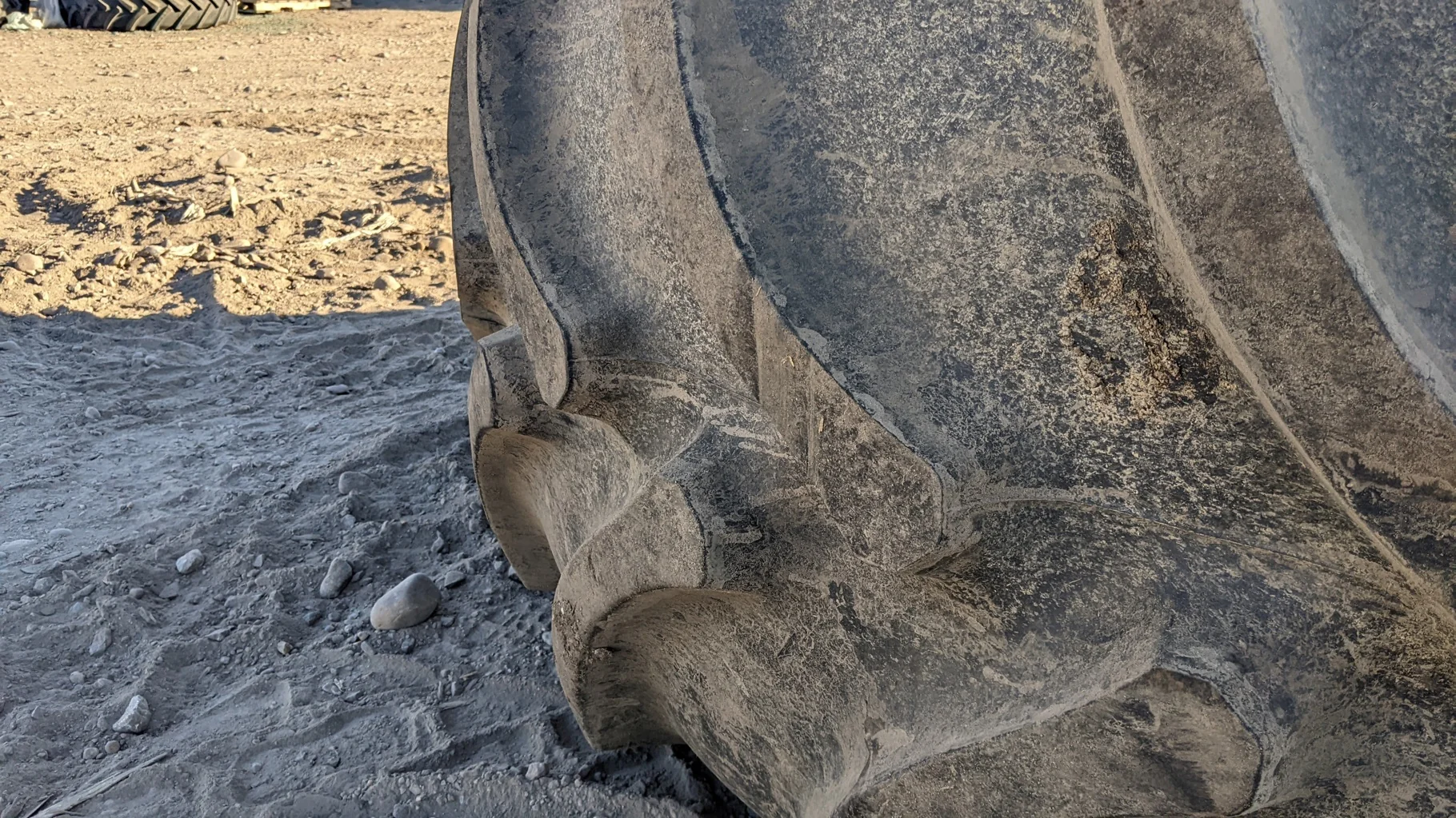 Used 87% 710/70R42 Firestone Maxi Traction R-1W 168DA8 TL on a 23 x 42 JD Yellow 12 Bolt (.945 image 3