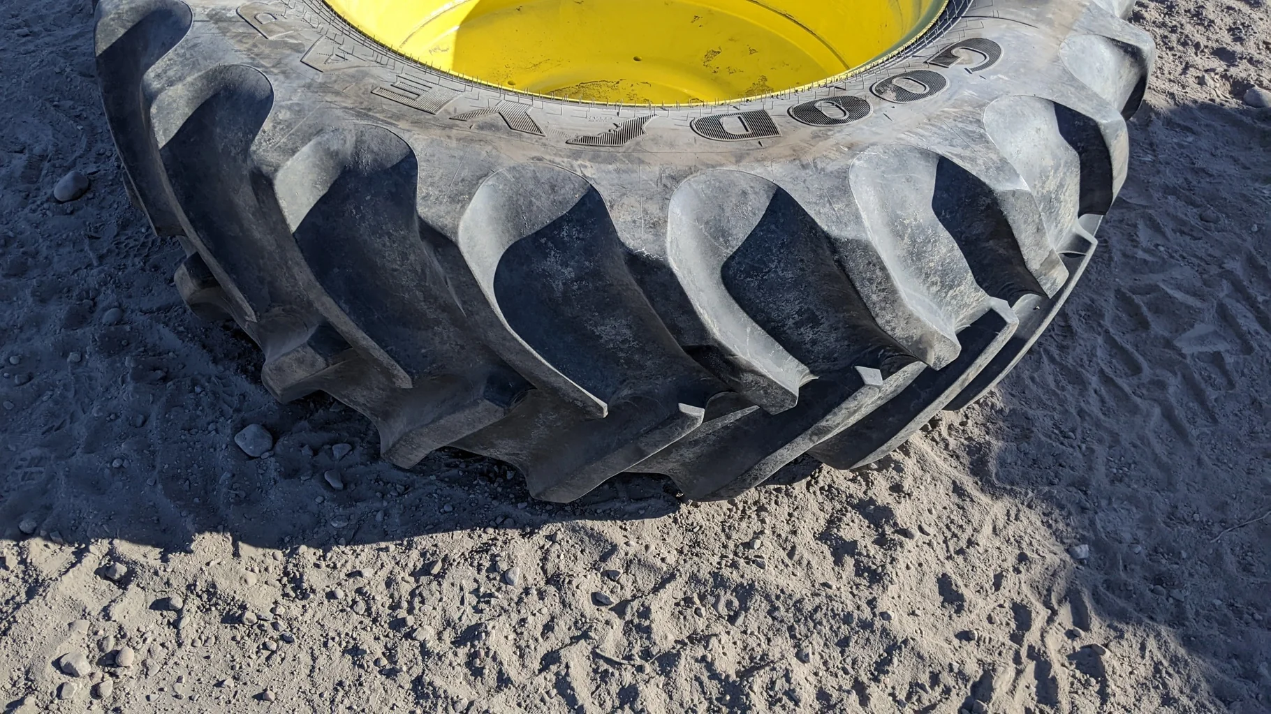 Used 87% 620/70R46 Goodyear Super Traction Radial DT820 R-1W 167B TL on 20 X 46 10-13.19-11.07 JD Ye image 2