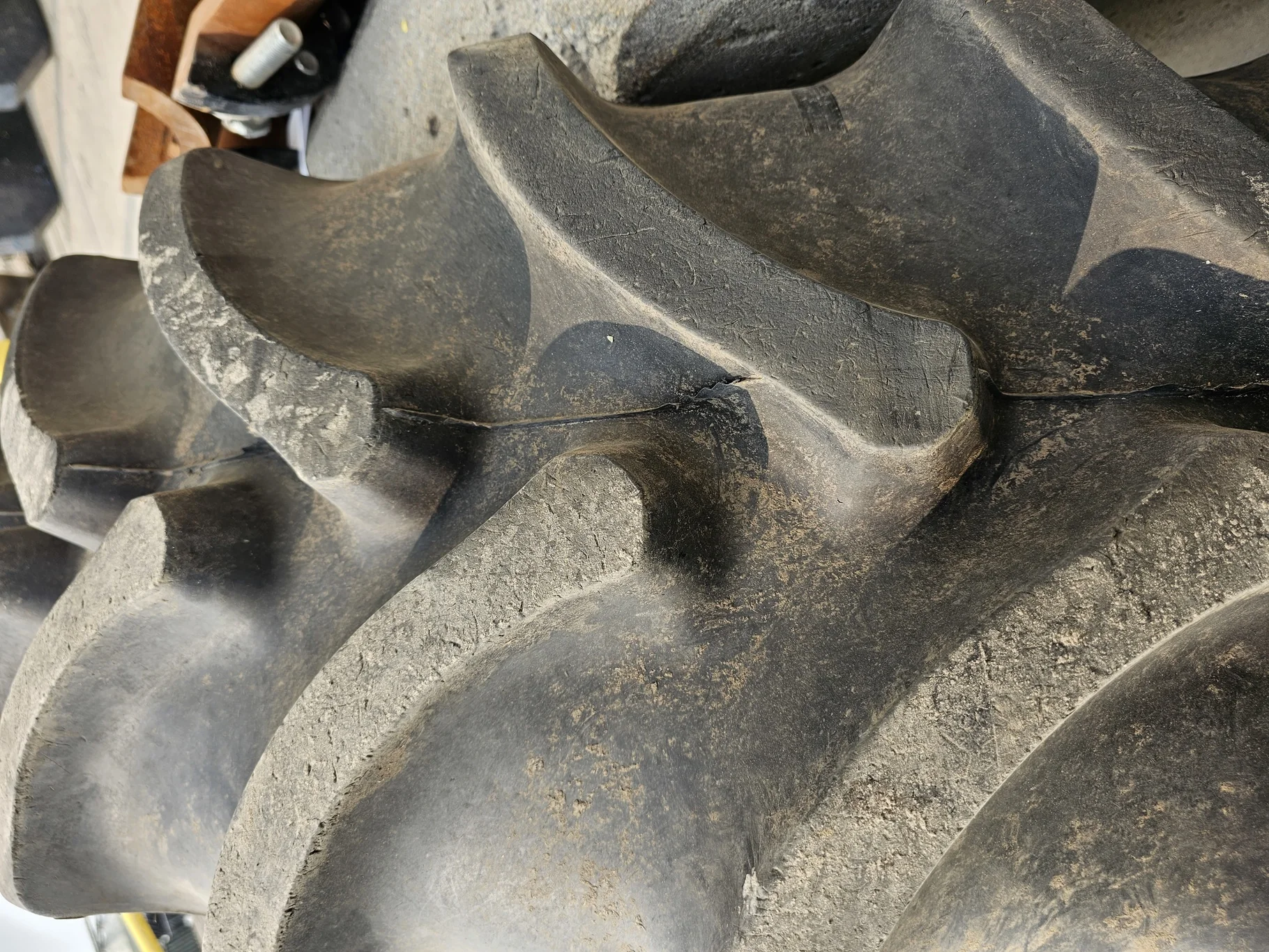 USED 98% 420/85R34 Firestone Radial All Traction DT R-1W (147B) TL on a 15 X 34 JD Yellow Waff image 3