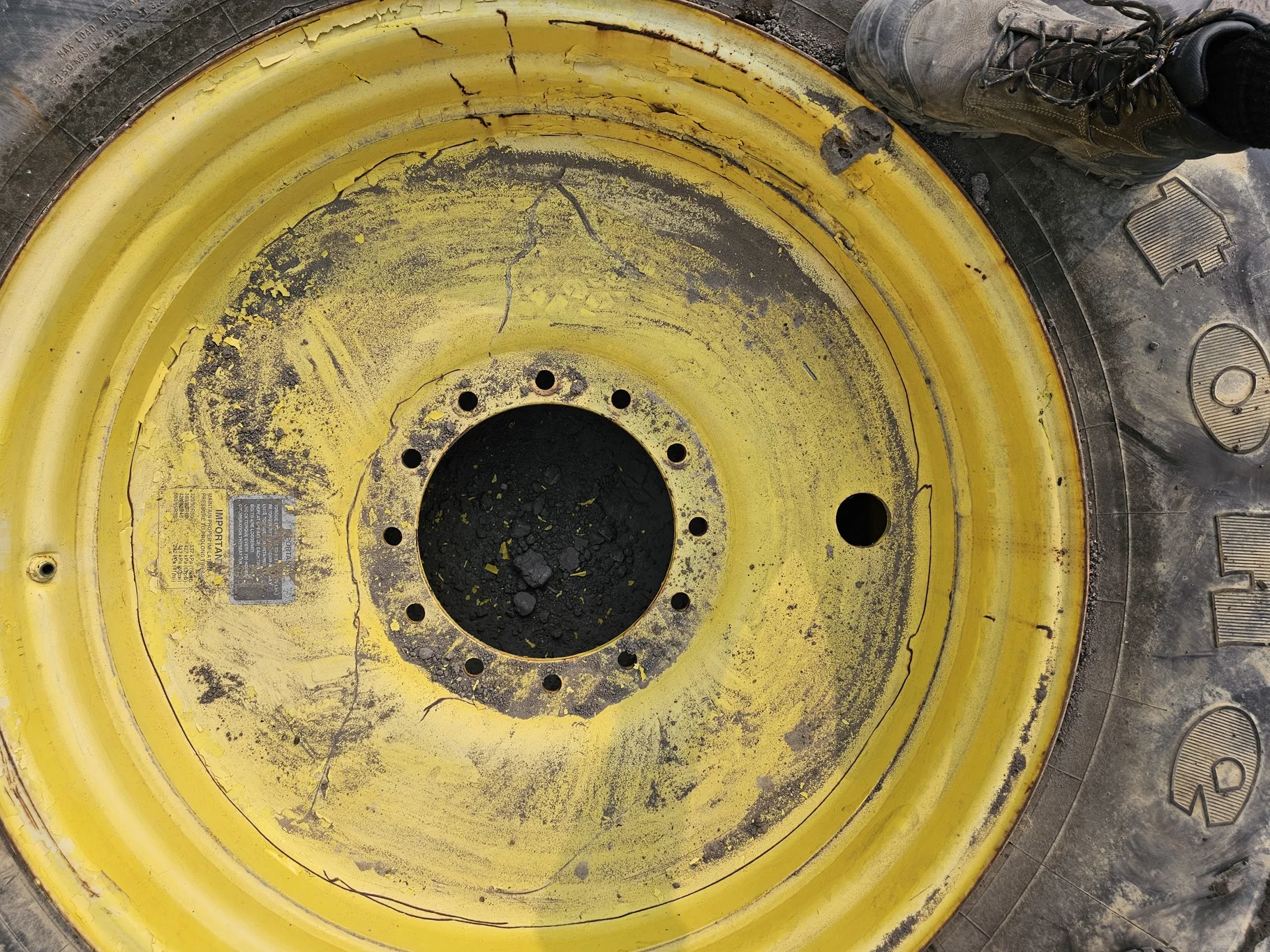 Used 85% 600/65R38 Firestone 9000 65 R-1W 153D TL on a 18 x 38 12-13.976 JD Yellow Sprayer image 9