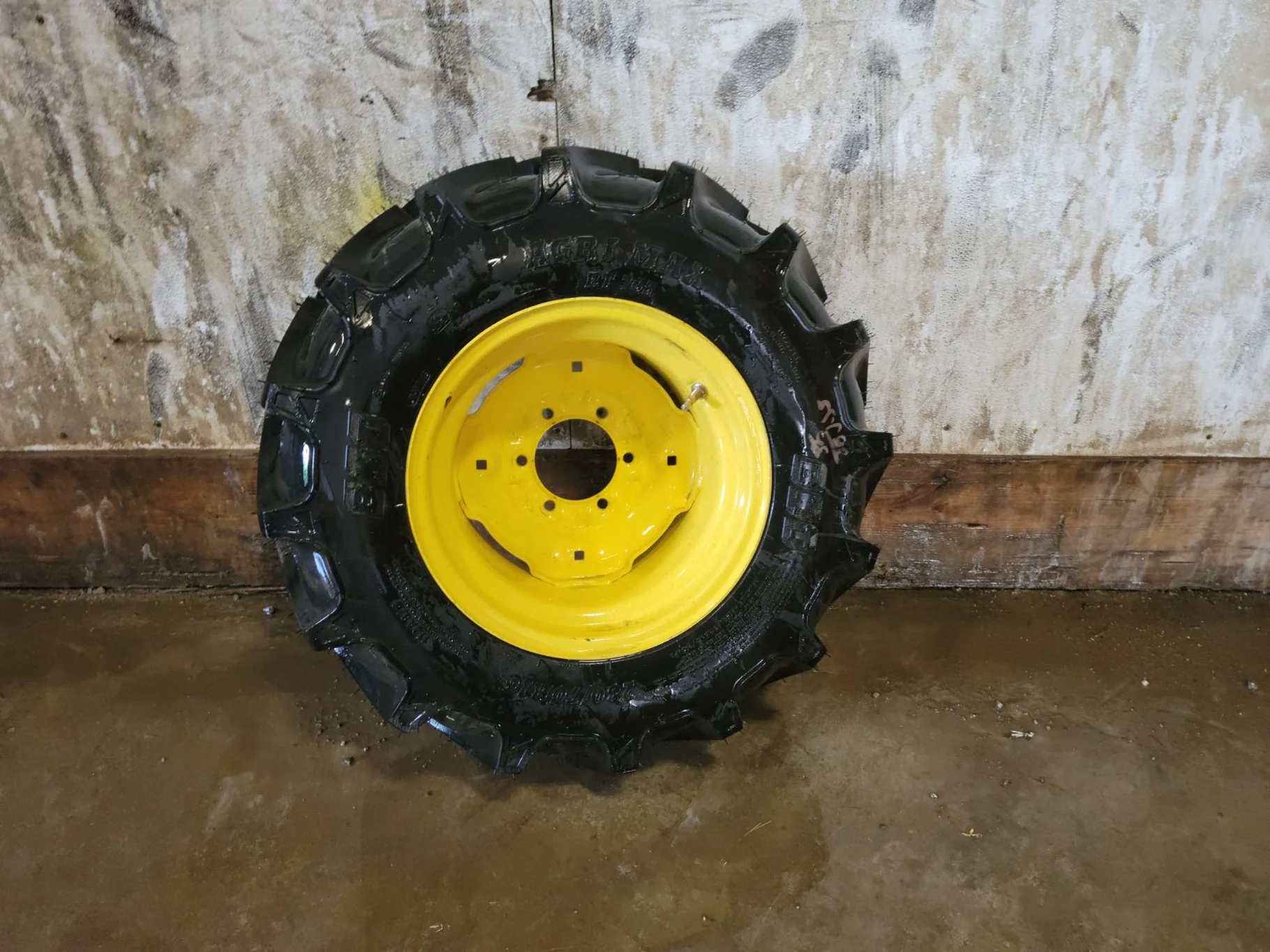 TAKE-OFF 280/70R16 BKT Agrimax RT-765 R-1 (112A8) TL on 10 X 16 John Deere Yellow 6 Bolt (.625) Impl image 2
