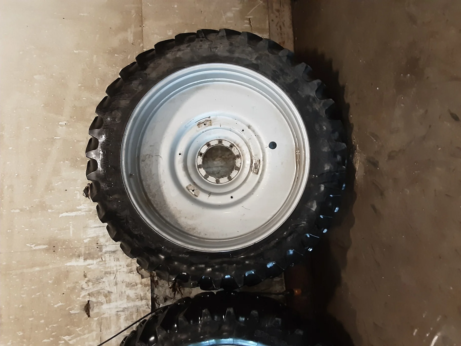 Used 70% 380/90R54 Firestone Radial 9000 R-1W 152B TL on a 12 x 54 CIH Silver 10 Bolt Dual Wheel (10 image 2