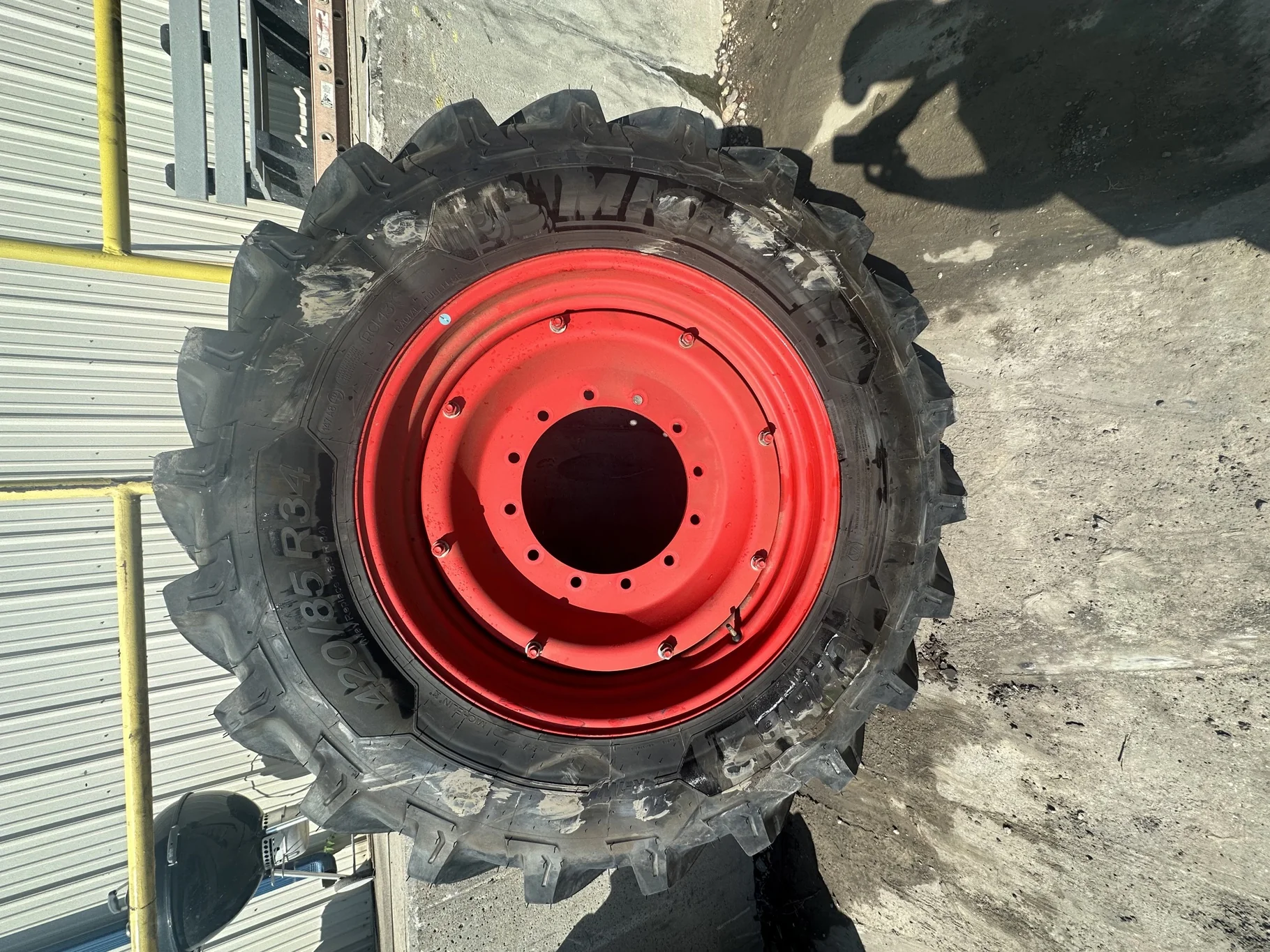 Take Off 420/85R34 (16.9R34) Michelin AgriBib 2 R-1W (147A8/147B) TL on a 14 X 34 Fendt Red 12 Bolt image 2