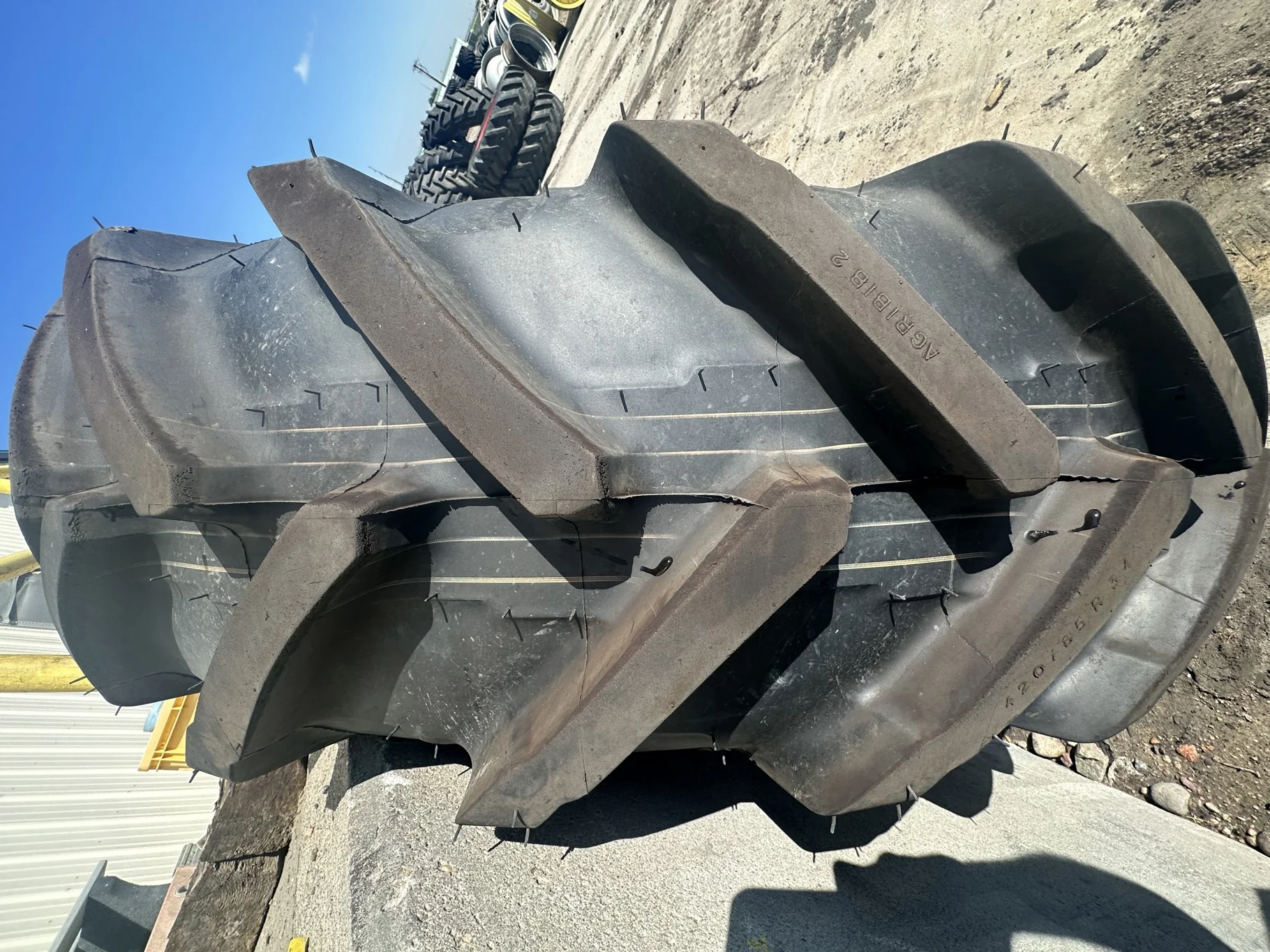 Take Off 420/85R34 (16.9R34) Michelin AgriBib 2 R-1W (147A8/147B) TL on a 14 X 34 Fendt Red 12 Bolt image 4