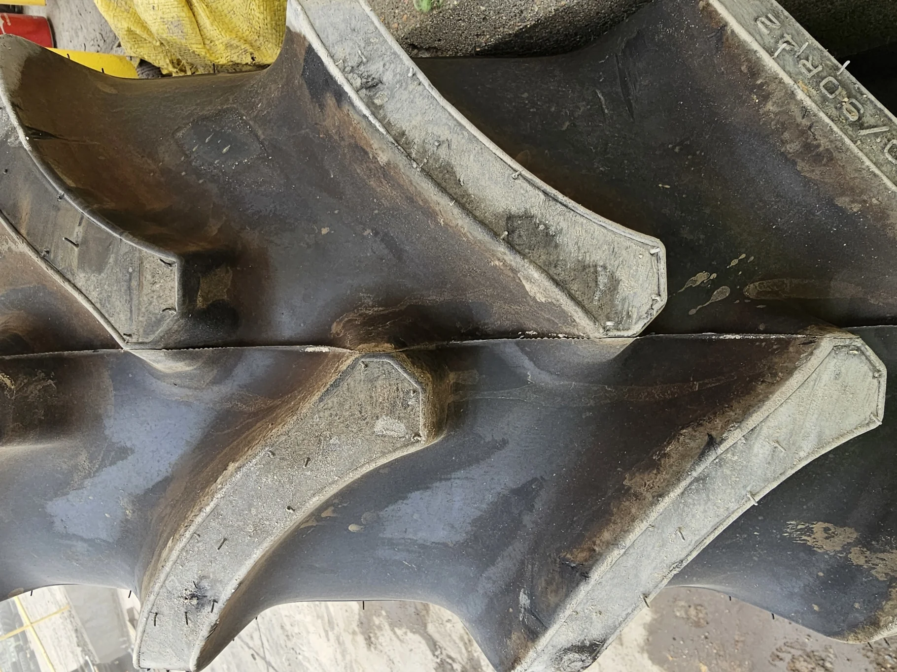 Take Off 320/90R42 Firestone Radial 9000 R-1W (139B) TL on a 10 X 42 John Deere Yellow GKN Waffle Ri image 3