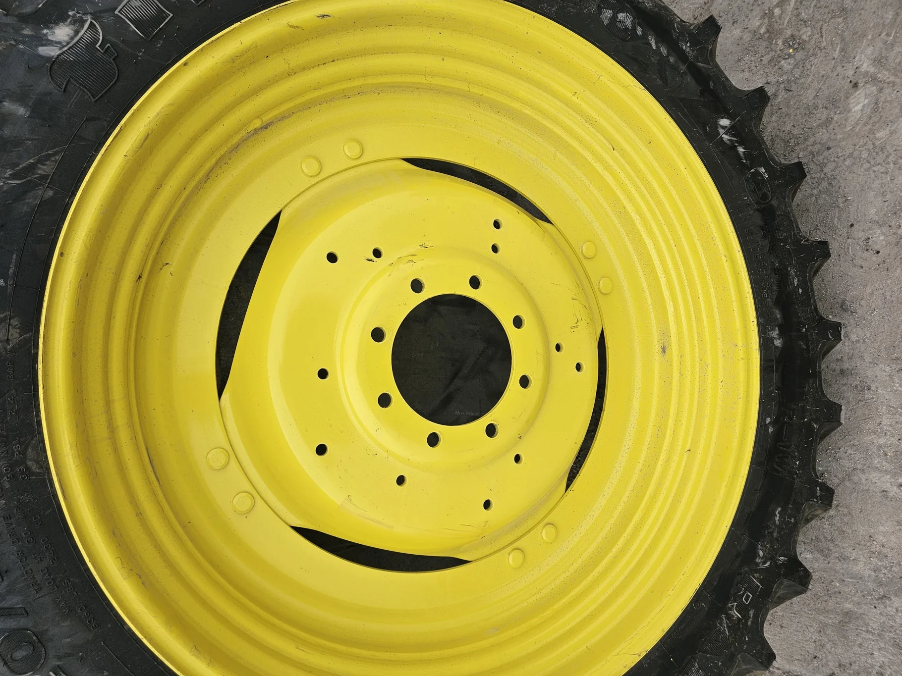 Take Off 320/90R42 Firestone Radial 9000 R-1W (139B) TL on a 10 X 42 John Deere Yellow GKN Waffle Ri image 5