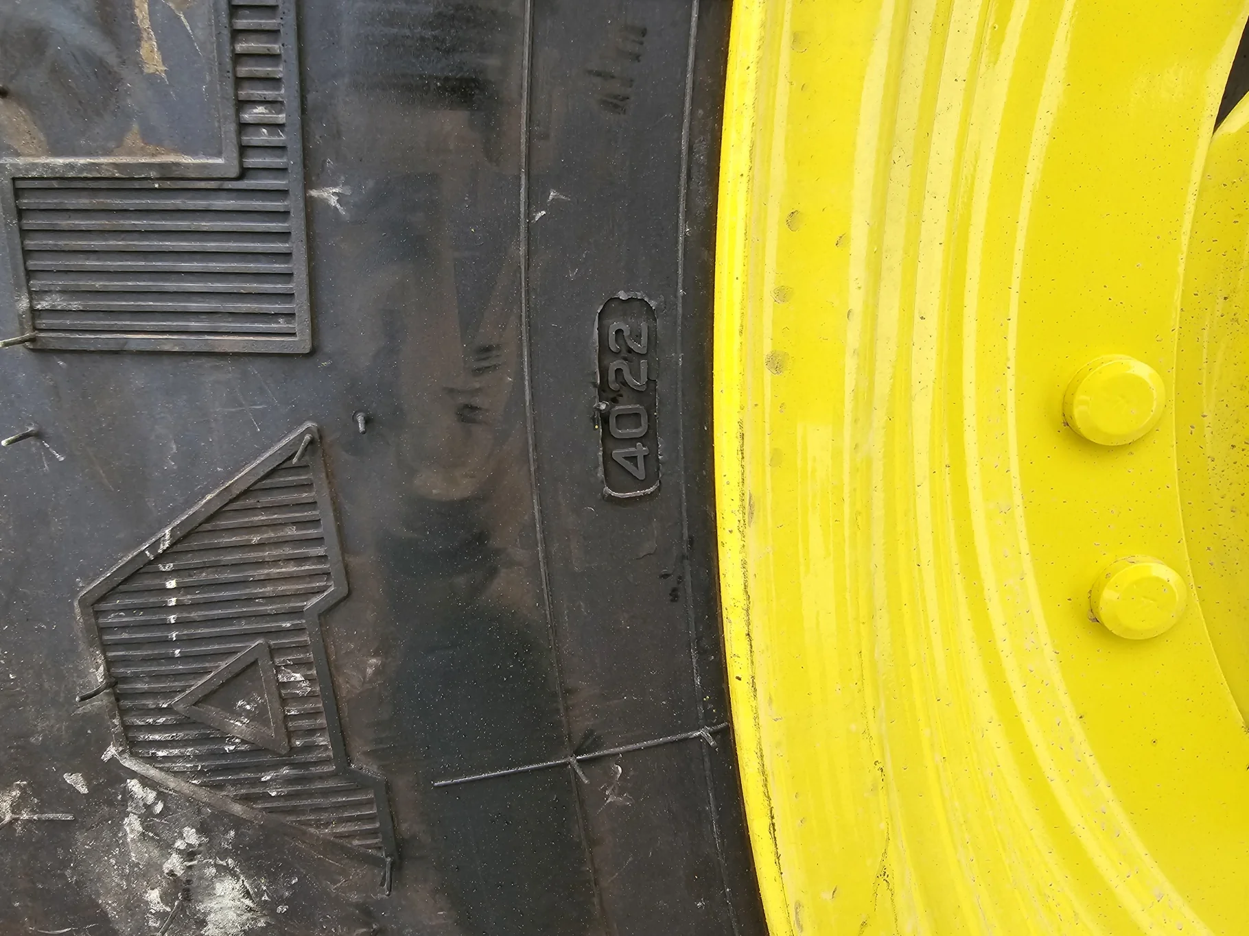 Take Off 320/90R42 Firestone Radial 9000 R-1W (139B) TL on a 10 X 42 John Deere Yellow GKN Waffle Ri image 6