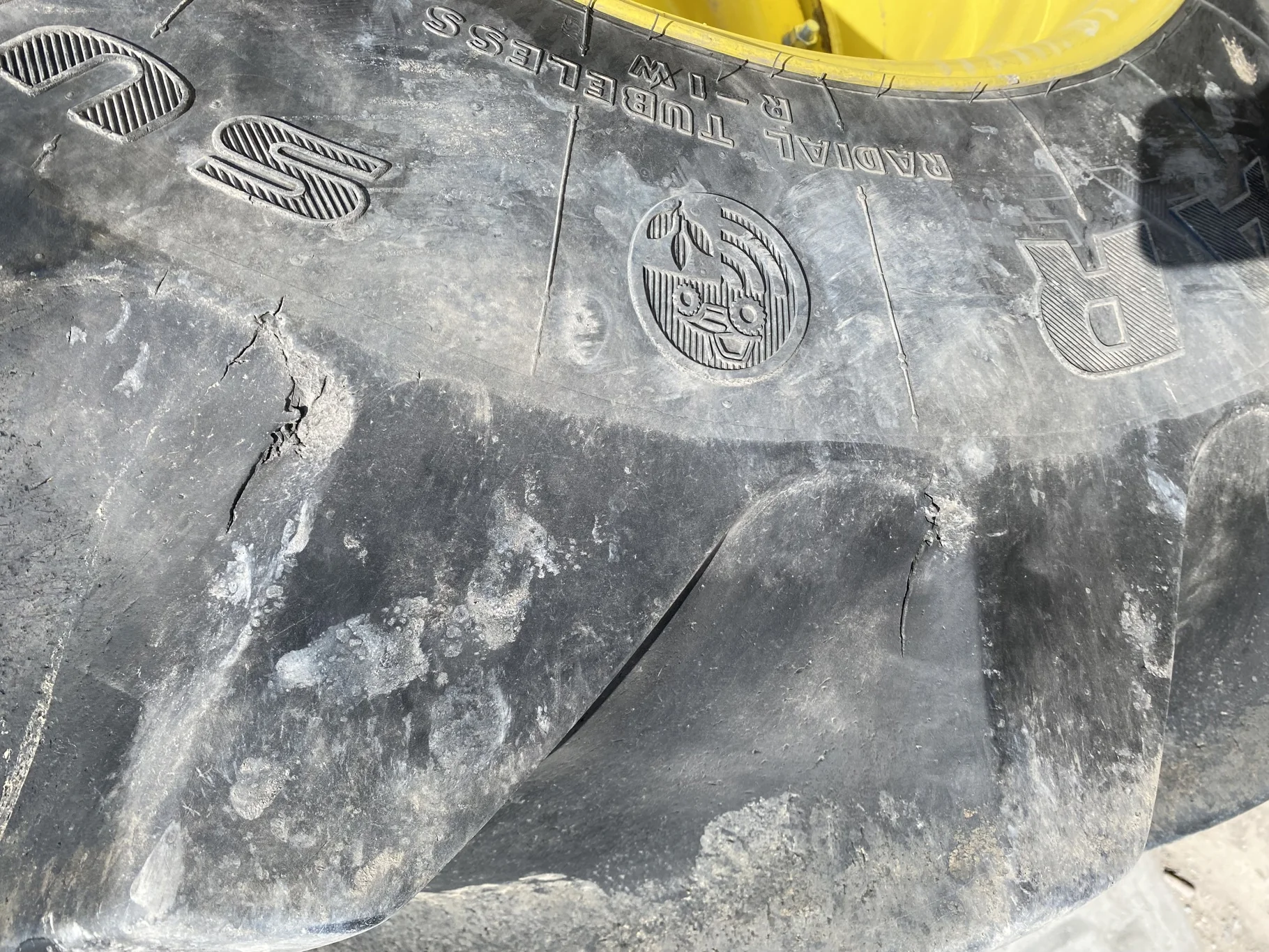 Used 85% LSW 710/60R30 Goodyear Super Traction Radial (177D) mounted on 25 x 30 JD Yellow 12 B image 6
