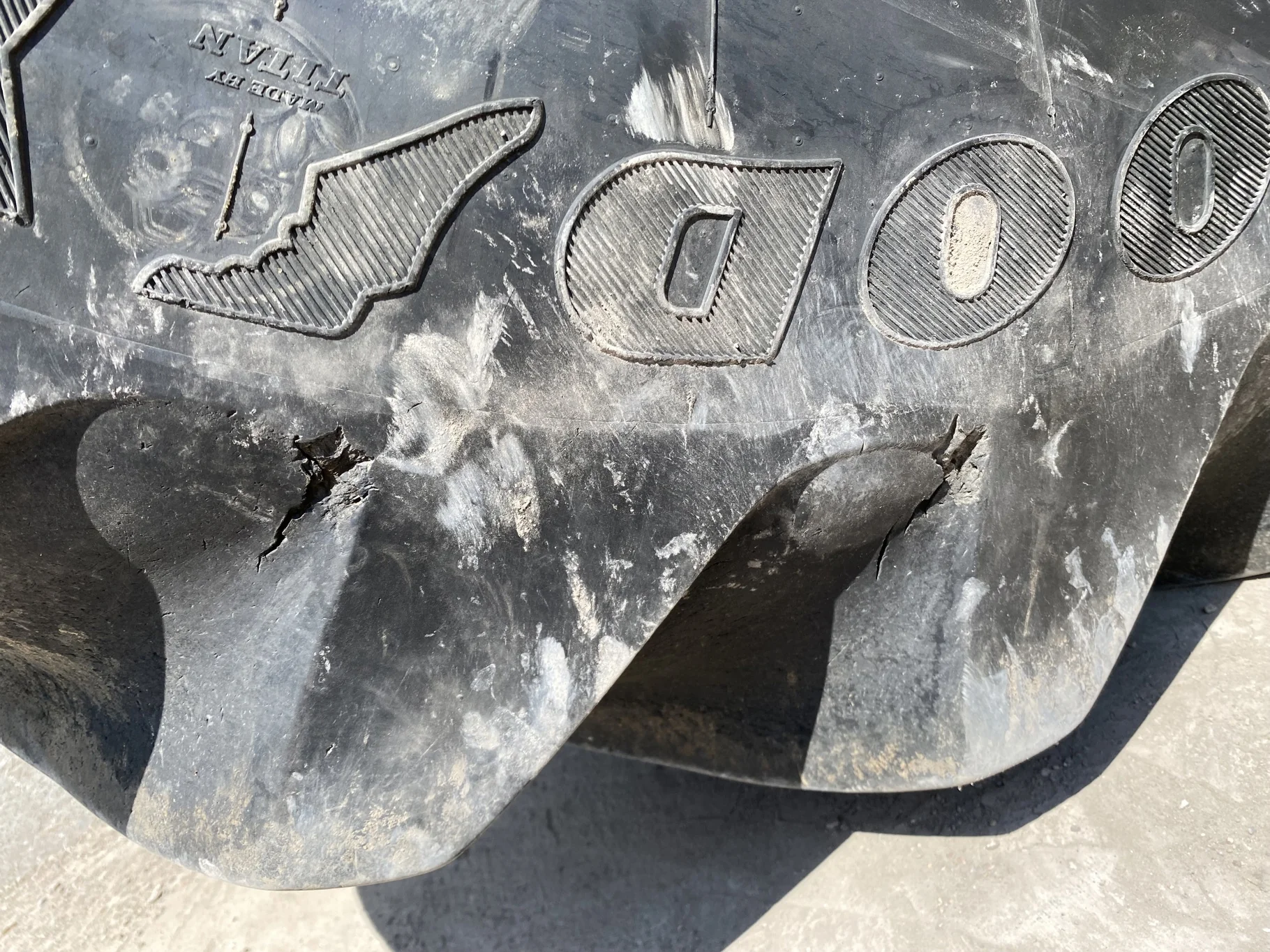 Used 85% LSW 710/60R30 Goodyear Super Traction Radial (177D) mounted on 25 x 30 JD Yellow 12 B image 7