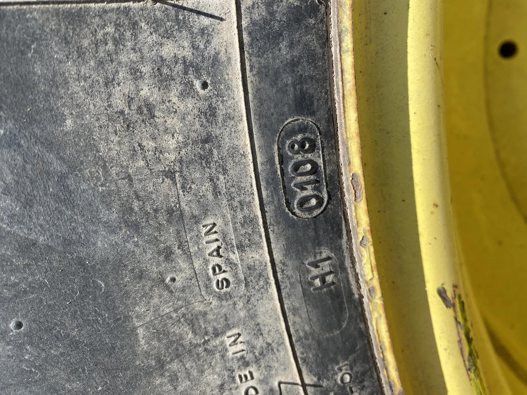 Used 85% IF800/70R38 Michelin AxioBib R-1W 179D TL on a 25 x 38 JD Yellow 10 Bolt Dual Wheel - image 10