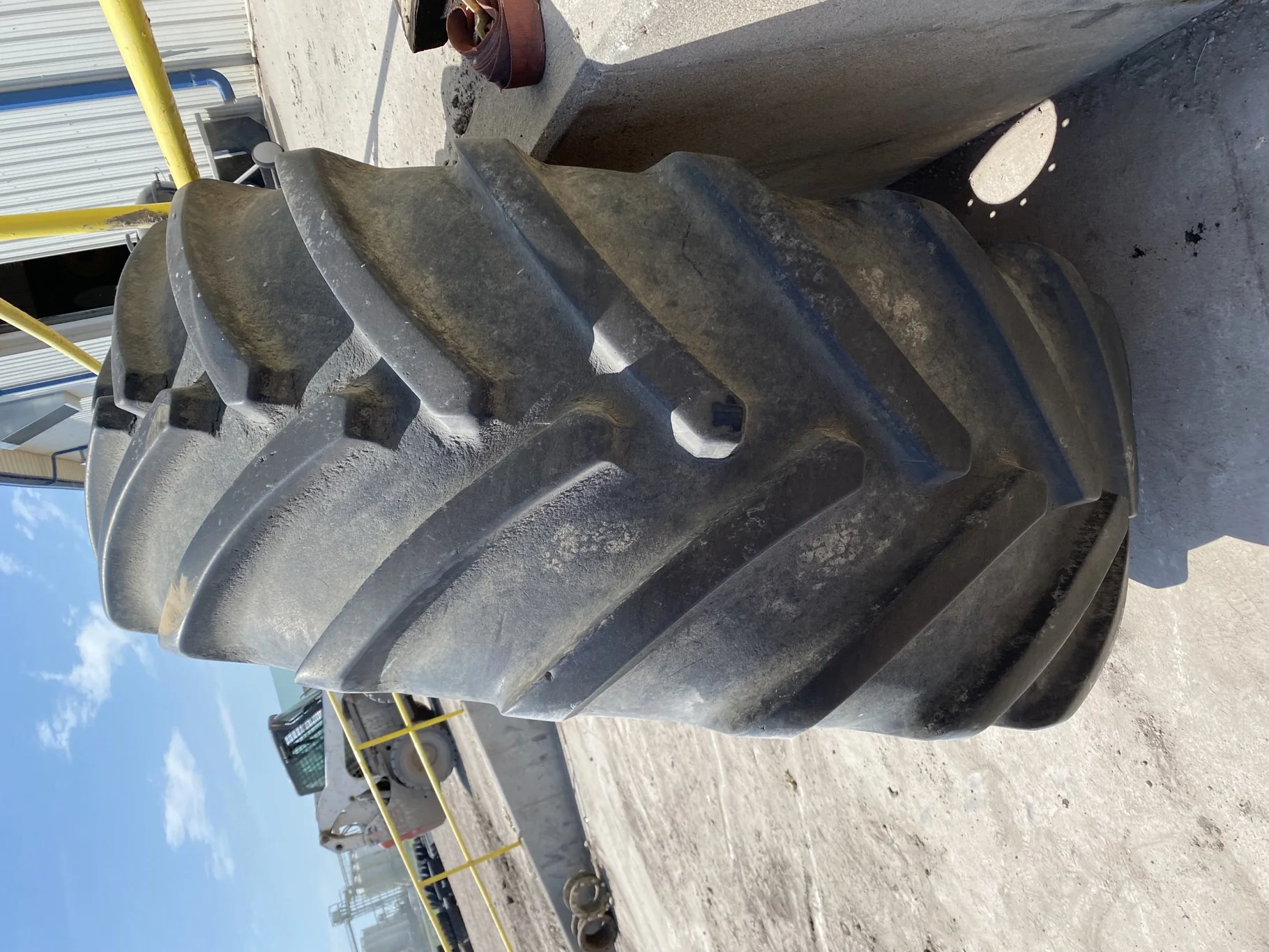 Used 85% IF800/70R38 Michelin AxioBib R-1W 179D TL on a 25 x 38 JD Yellow 10 Bolt Dual Wheel - image 4