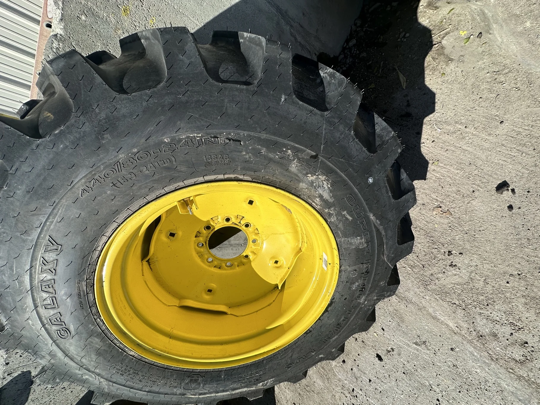 Take-Off 16.9-24/12 Galaxy Super Industrial Lug TL R-4 on 15 X 24 8-8-6 Stamped Pressed JD Yellow