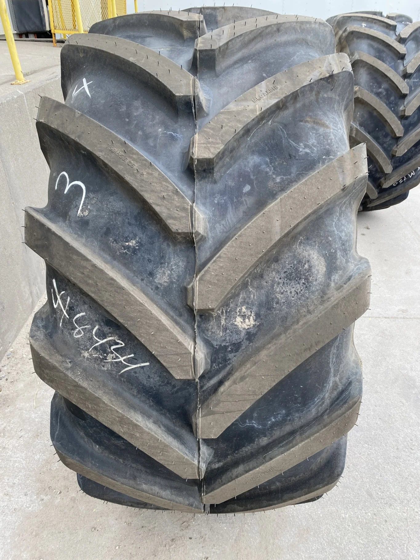 Used 95% 750/65R26 Michelin MegaXbib R-1W 171A8/171B TL on a 25 X 26 CIH Silver 10 Bolt Rear image 3