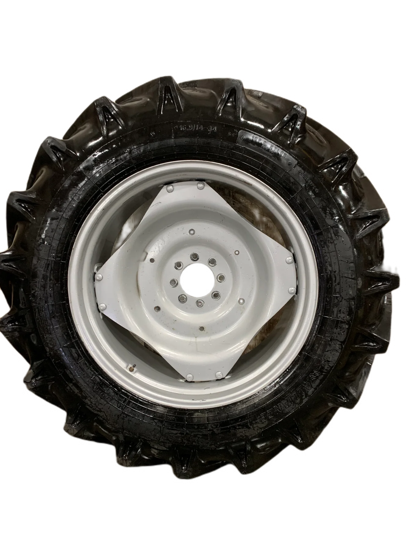 TAKE OFF 16.9-34 #324 RT (8ply) on a Used 13 X 34 CIH GKN Rim - Excellent Condition image 2
