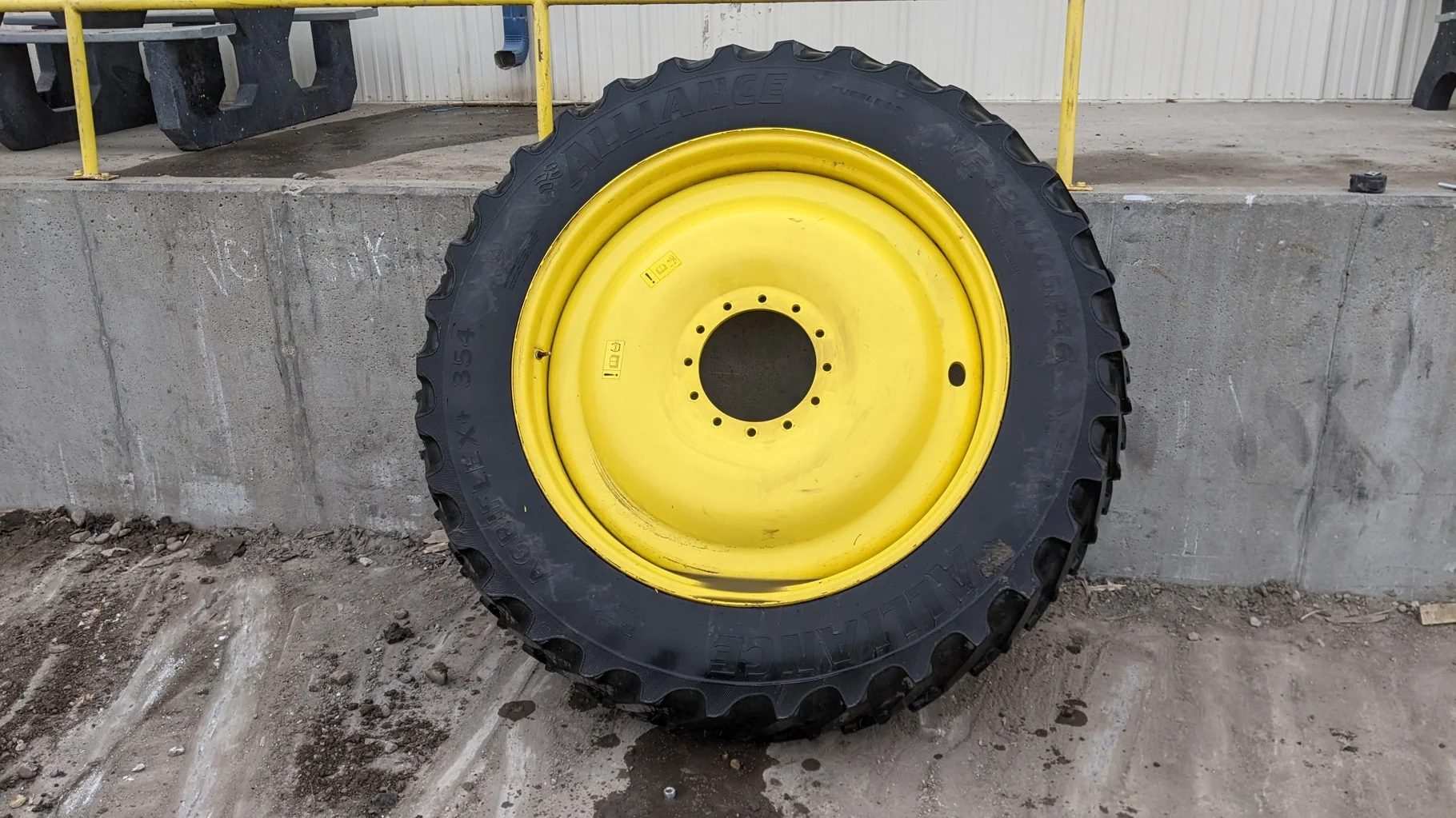 Used 63% VF320/105R46 Alliance 354 AgriFlex R1-W (172D) on a 10 x 46 John Deere Yellow 12 Bolt (.938