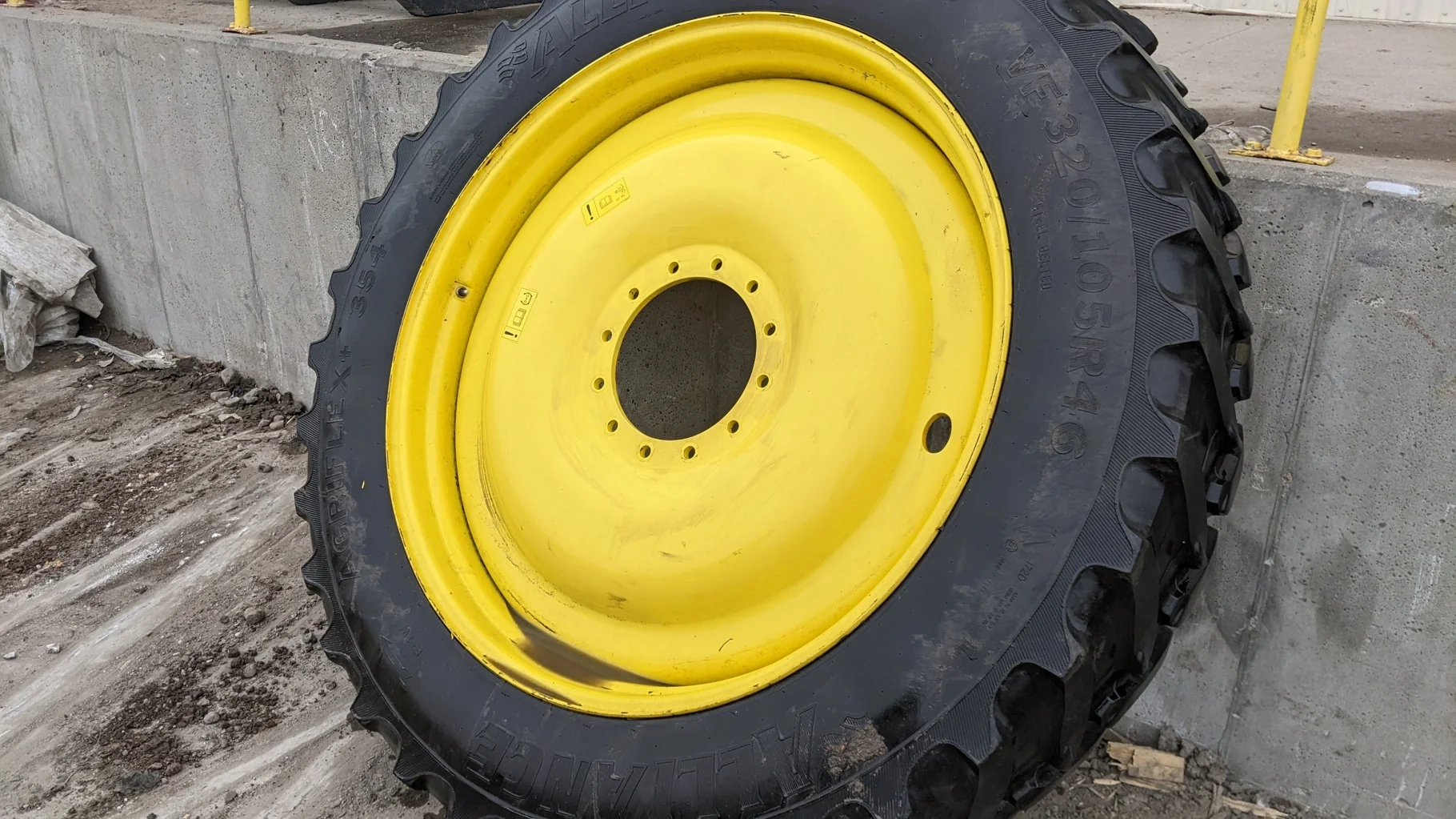 Used 63% VF320/105R46 Alliance 354 AgriFlex R1-W (172D) on a 10 x 46 John Deere Yellow 12 Bolt (.938 image 2