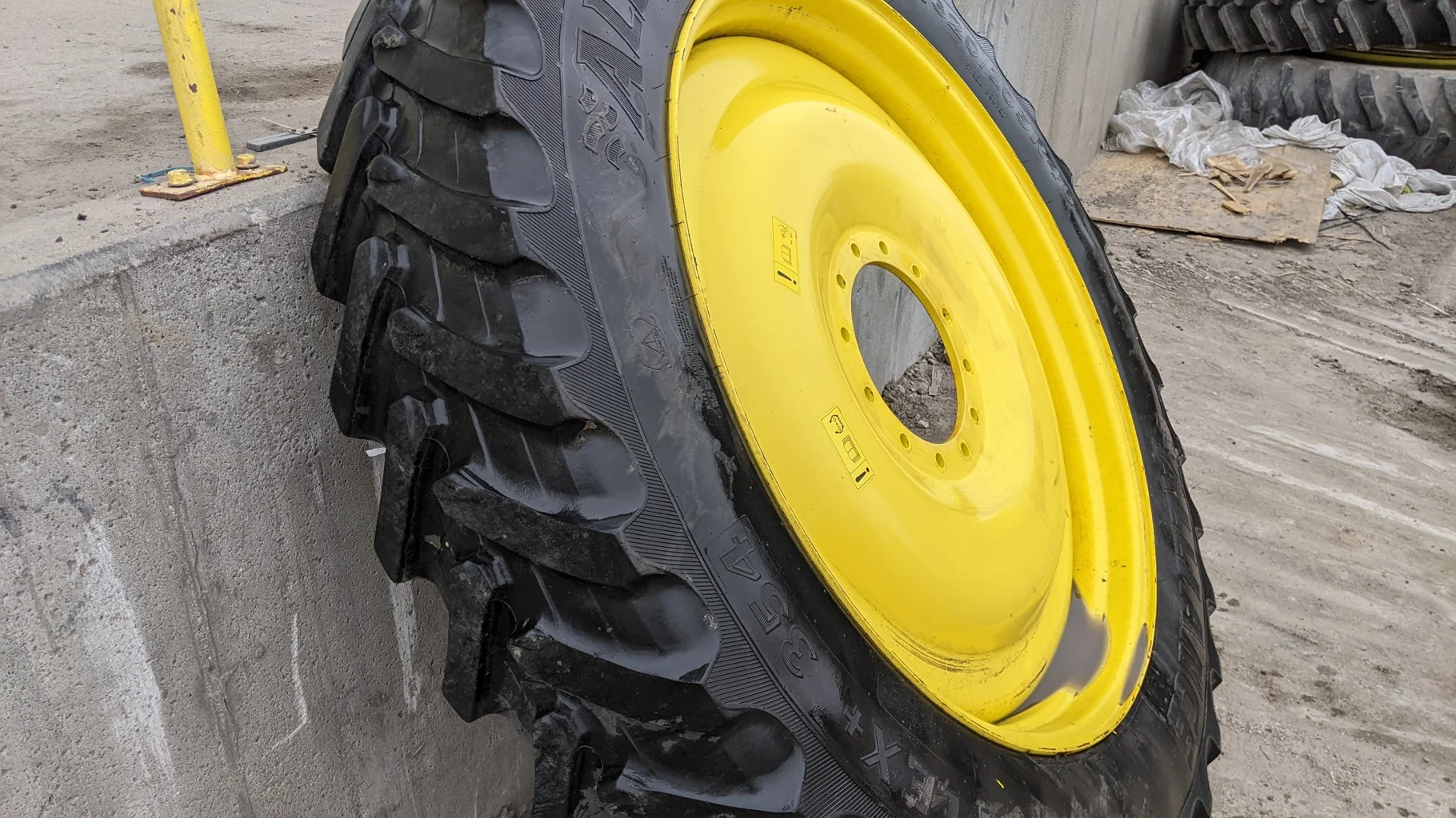 Used 63% VF320/105R46 Alliance 354 AgriFlex R1-W (172D) on a 10 x 46 John Deere Yellow 12 Bolt (.938 image 4