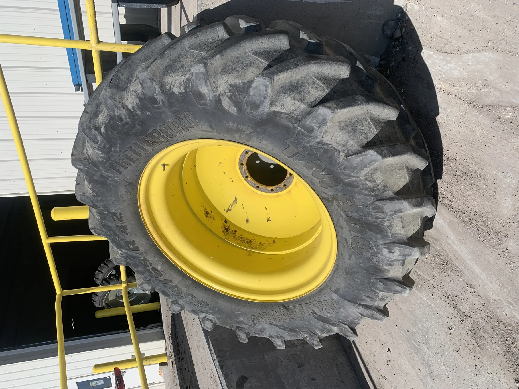 Used 75% 650/65R42 Trelleborg TM800 High Speed R-1W (158D) TL on a 18 x 42 JD Yellow10 Bolt (.
