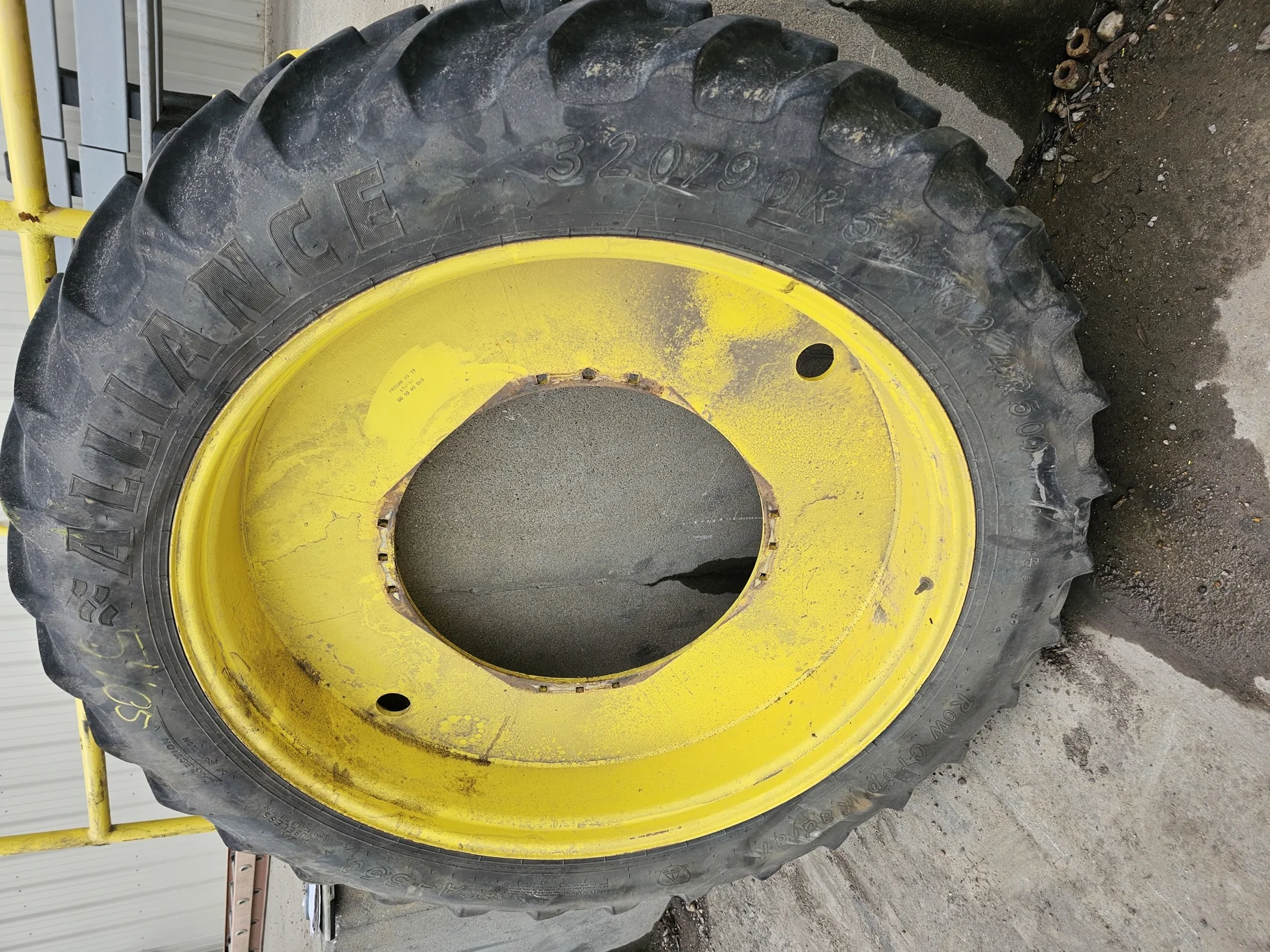 Used 70% 320/90R50 (12.4R50) Alliance 350 Row Crop-Narrow Radial R-1 153A8/150D TL on a 10 x 50 JD