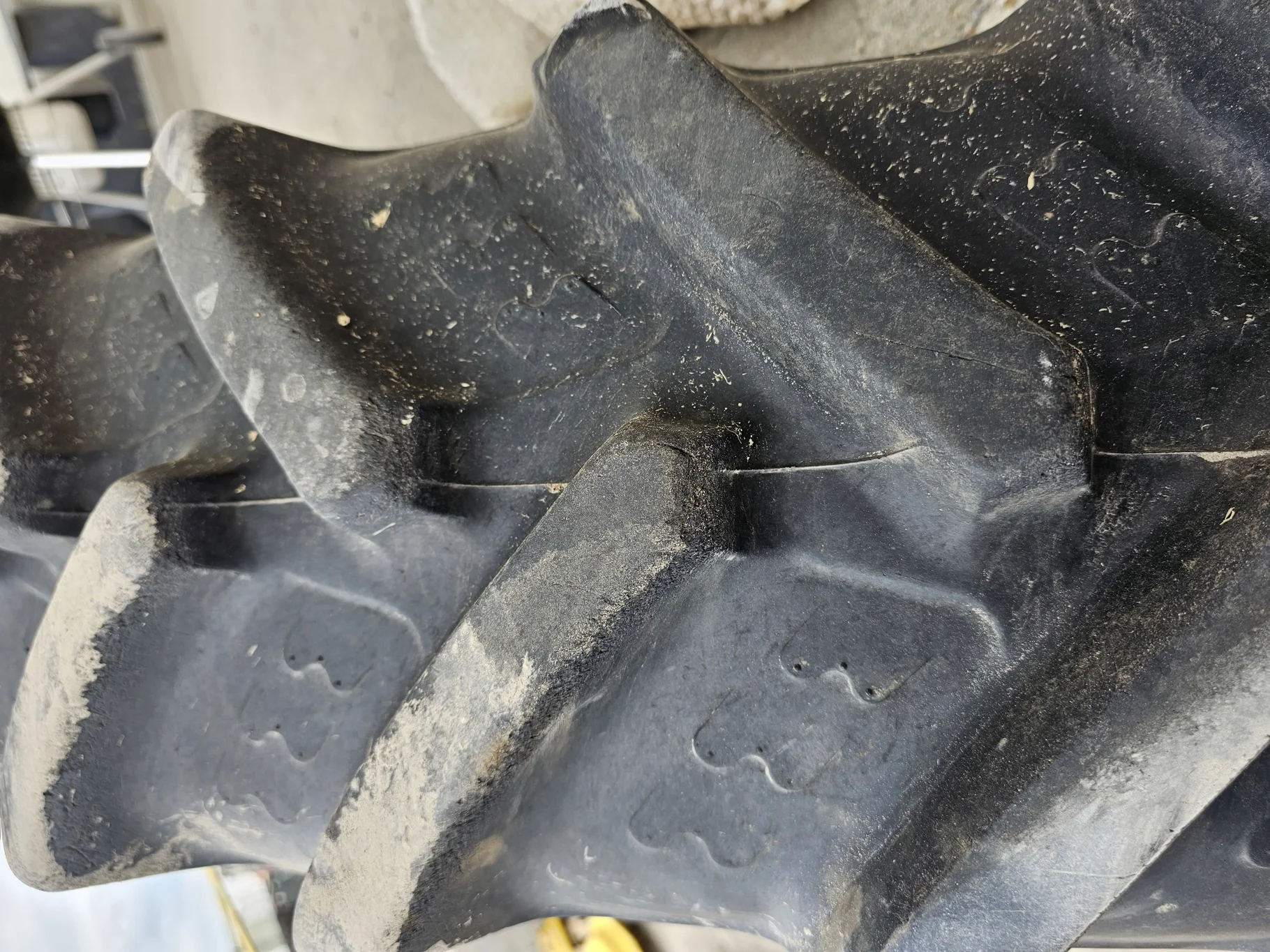 Used 80% 320/90R50 (12.4R50) BKT Agrimax RT945 R-1 150A8 TL on a 10 x 50 JD Yellow Pronar 2 Pi image 3