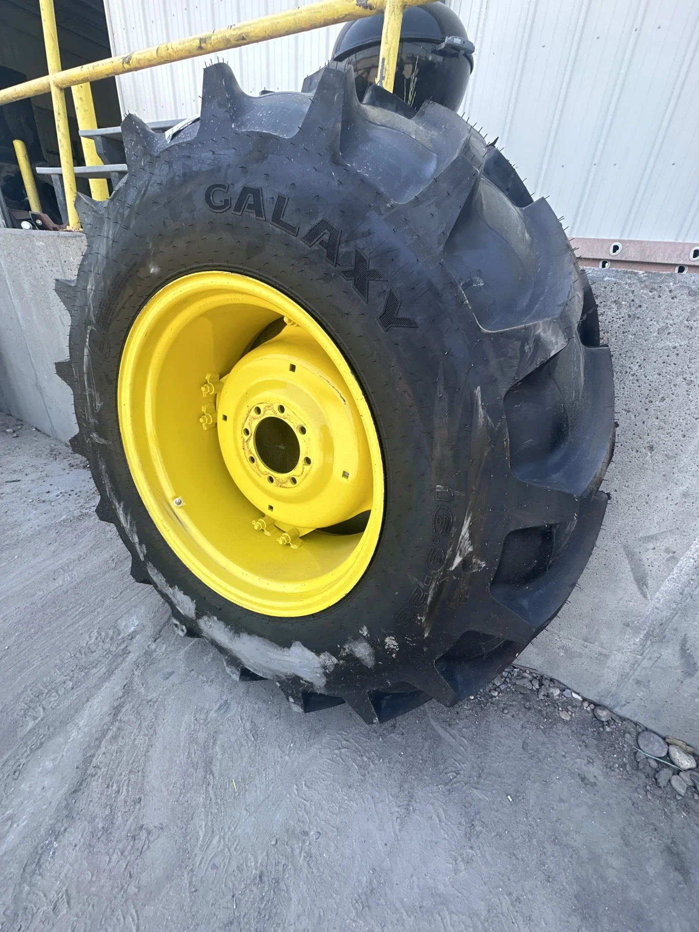 Take Off 16.9-28 Galaxy Earthpro Bias R-1 D(8Ply) TL on a 15 X 28 JD Yellow 8 Bolt GKN Wheel (