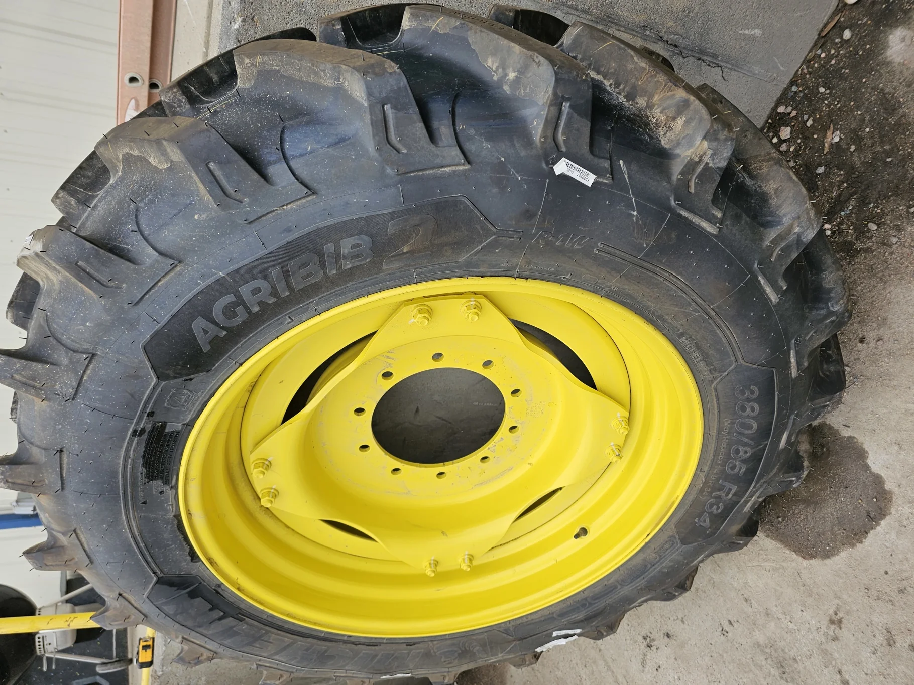 USED 90% 380/85R34 (14.9R34) Michelin AgriBib 2 R-1W 142A8/142B TL on a 13 X 34 JD Yellow Waff