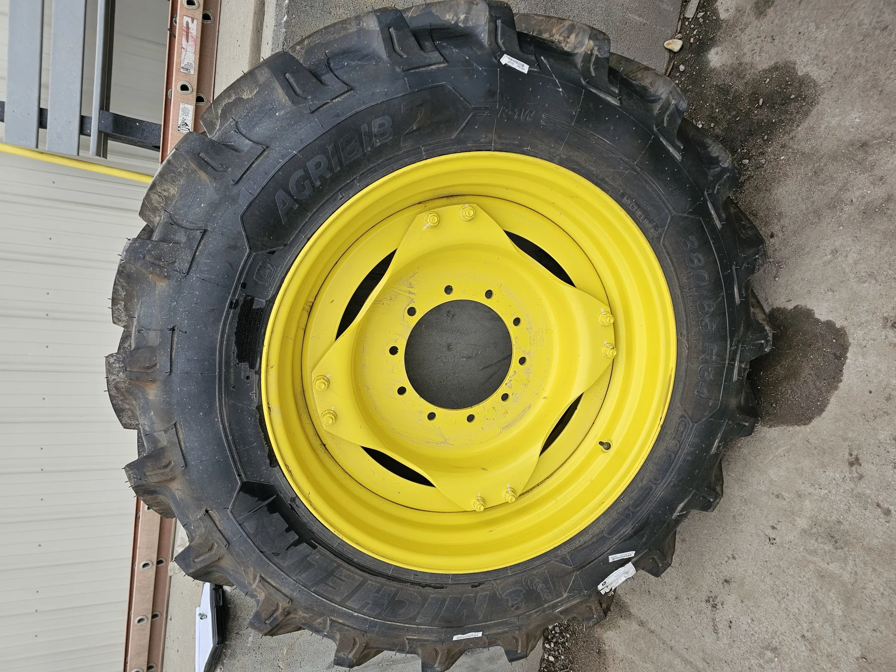 USED 90% 380/85R34 (14.9R34) Michelin AgriBib 2 R-1W 142A8/142B TL on a 13 X 34 JD Yellow Waff image 2