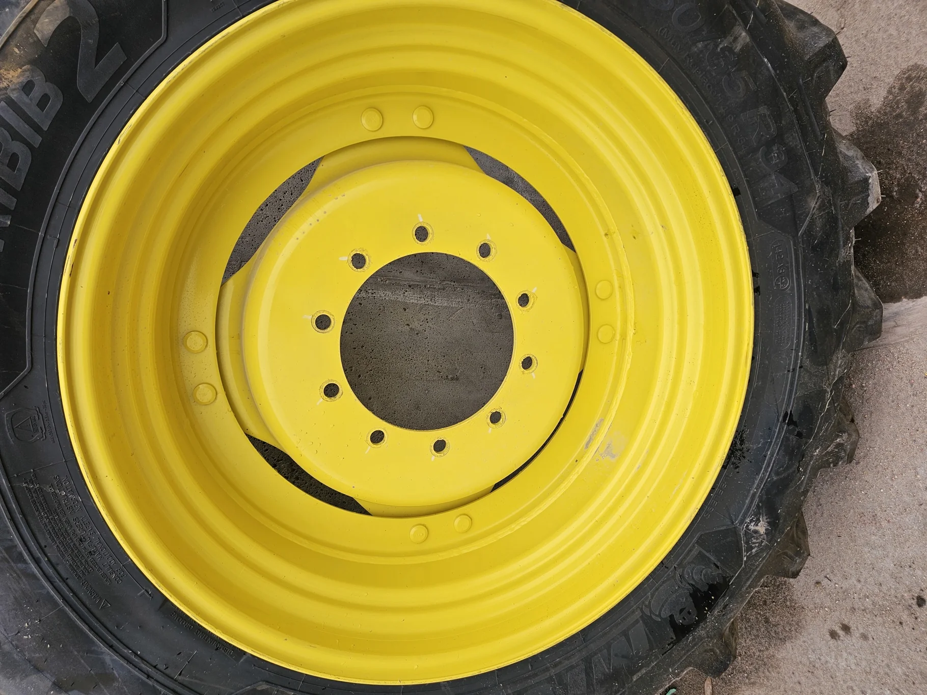 USED 90% 380/85R34 (14.9R34) Michelin AgriBib 2 R-1W 142A8/142B TL on a 13 X 34 JD Yellow Waff image 6