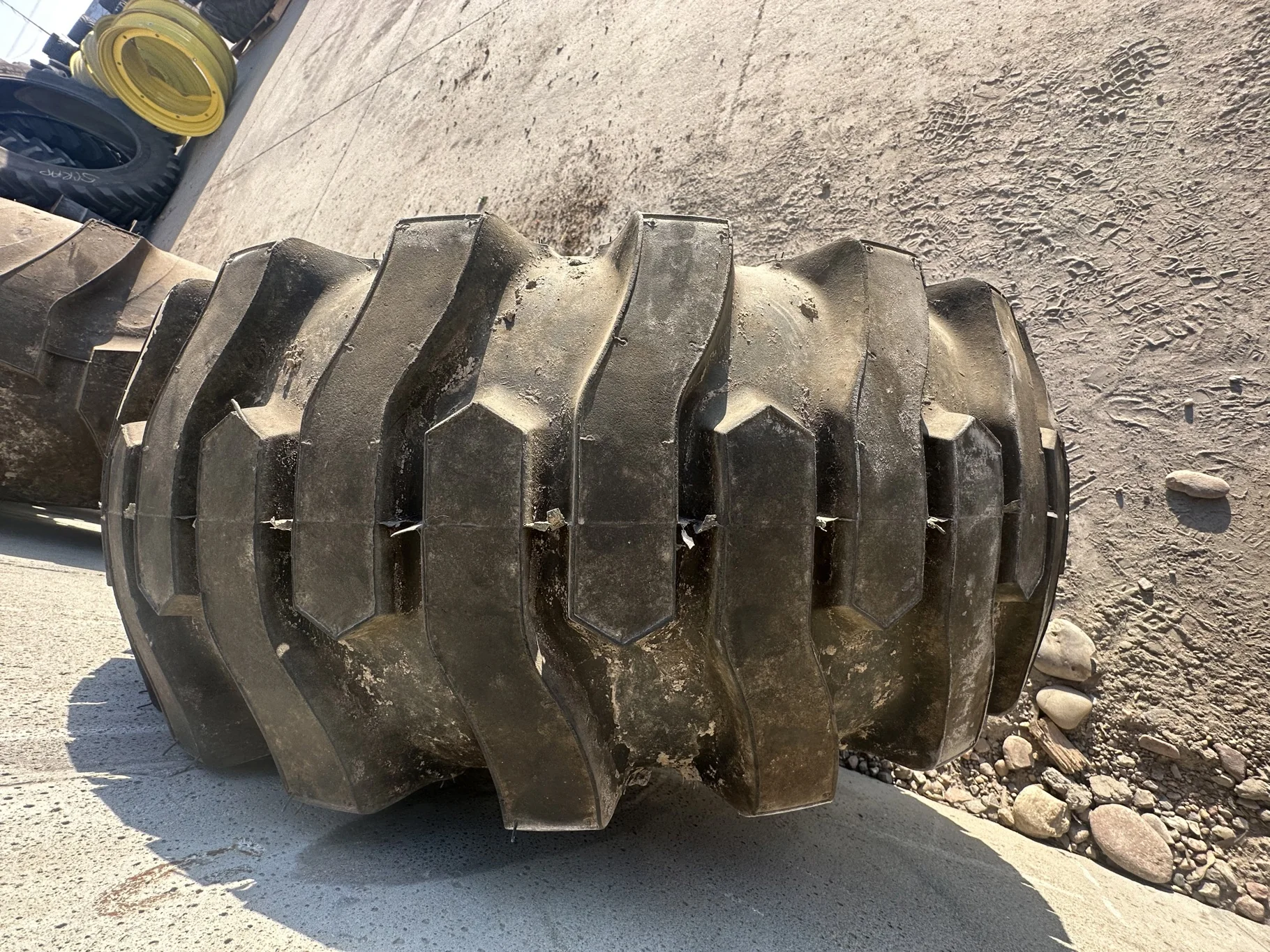 USED 95% 12-16.5 Titan Trac Loader NHS C(6Ply) TL on a 9.75 X 16.5 Silver Mist 6 Bolt Imp Wheel image 4