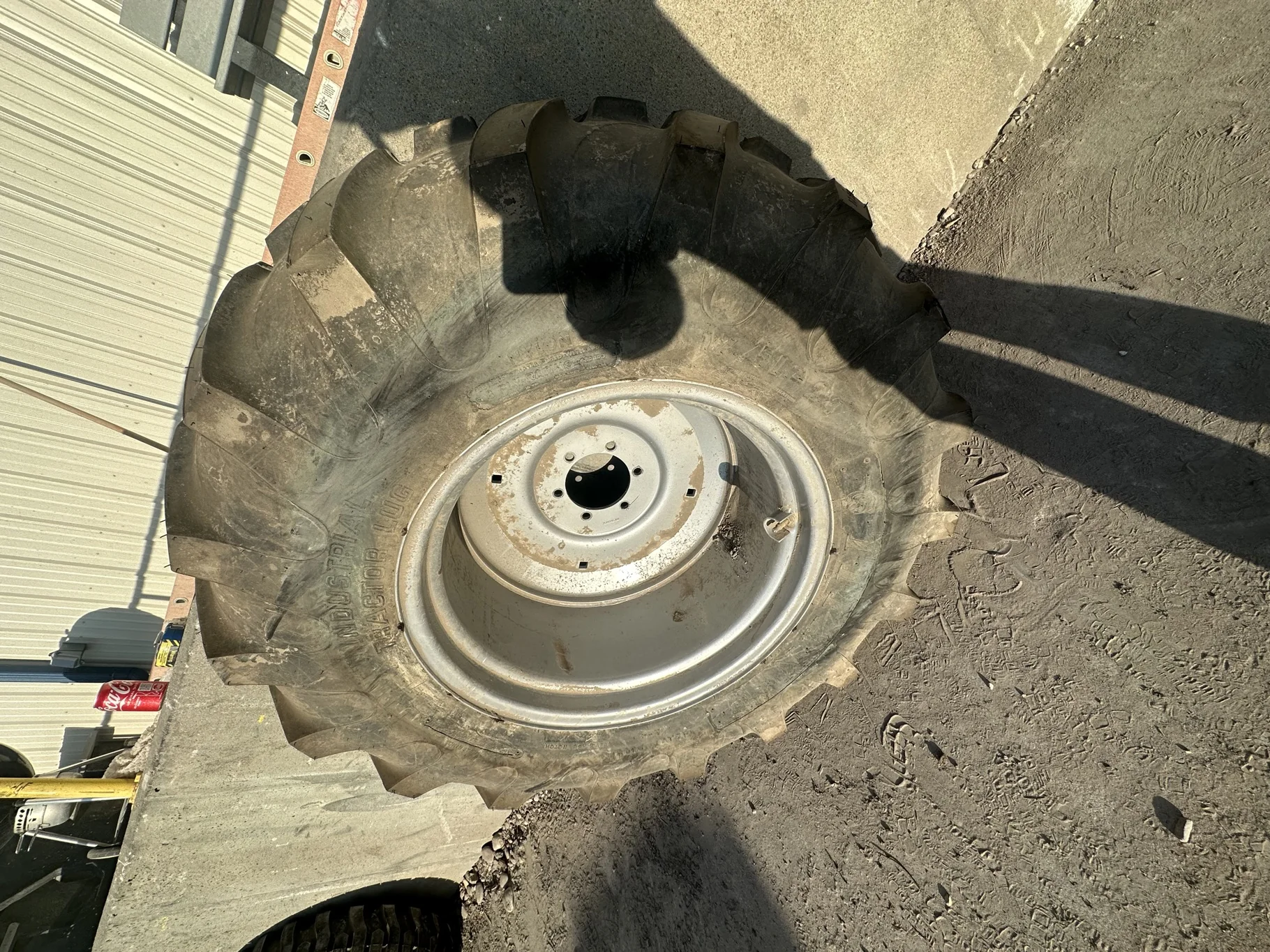 Take Off 17.5L-24 Titan Industrial Tractor Lug R-4 D(8Ply) TL on a 15 X 24 CIH 6loop wheel (6-20.25)