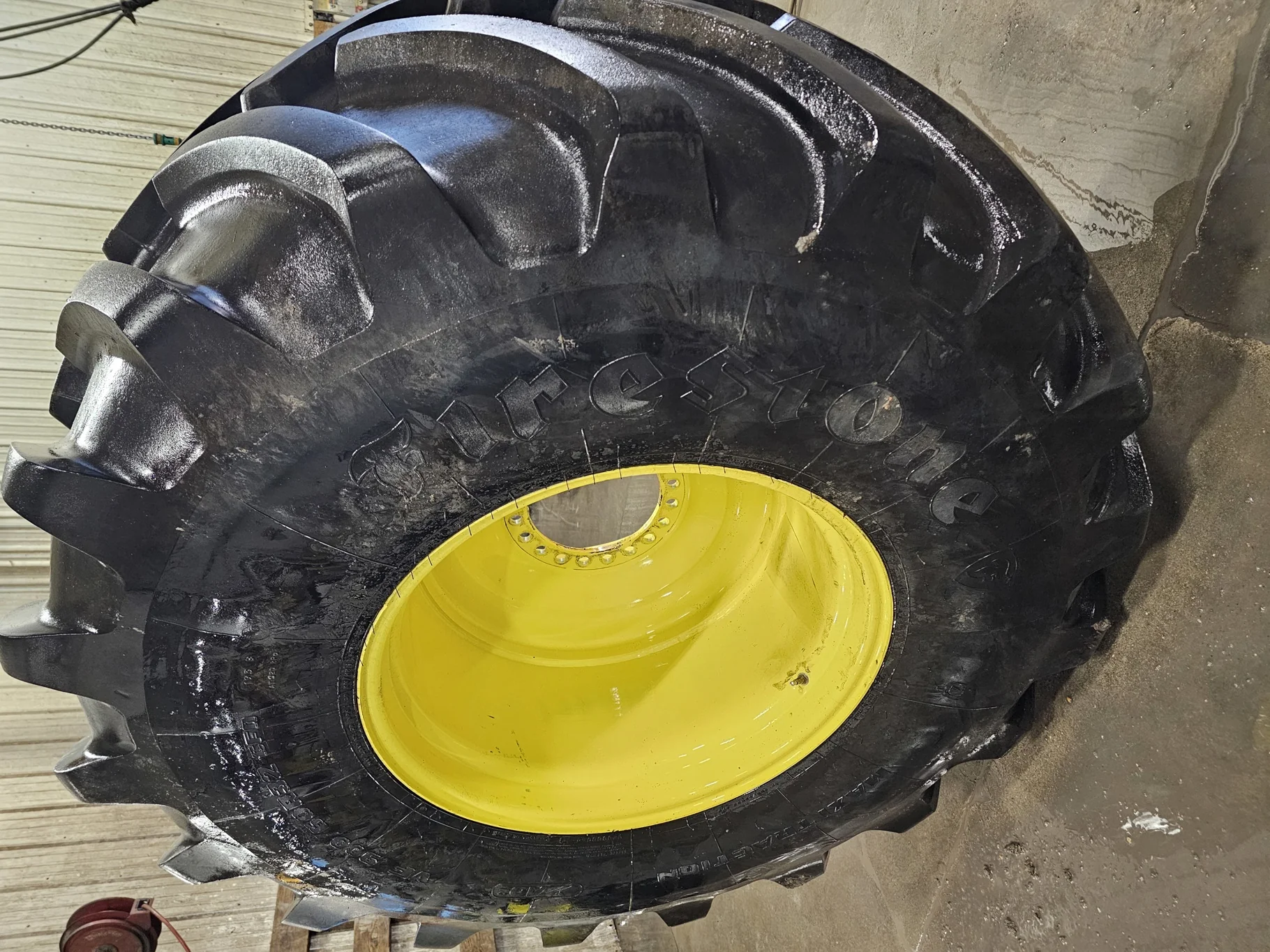 Used VF900/60R32 193B Firestone CFO Maxi Traction TL R-1W on 27 X 32 20-13.189-11.07-2.75 Combine JD