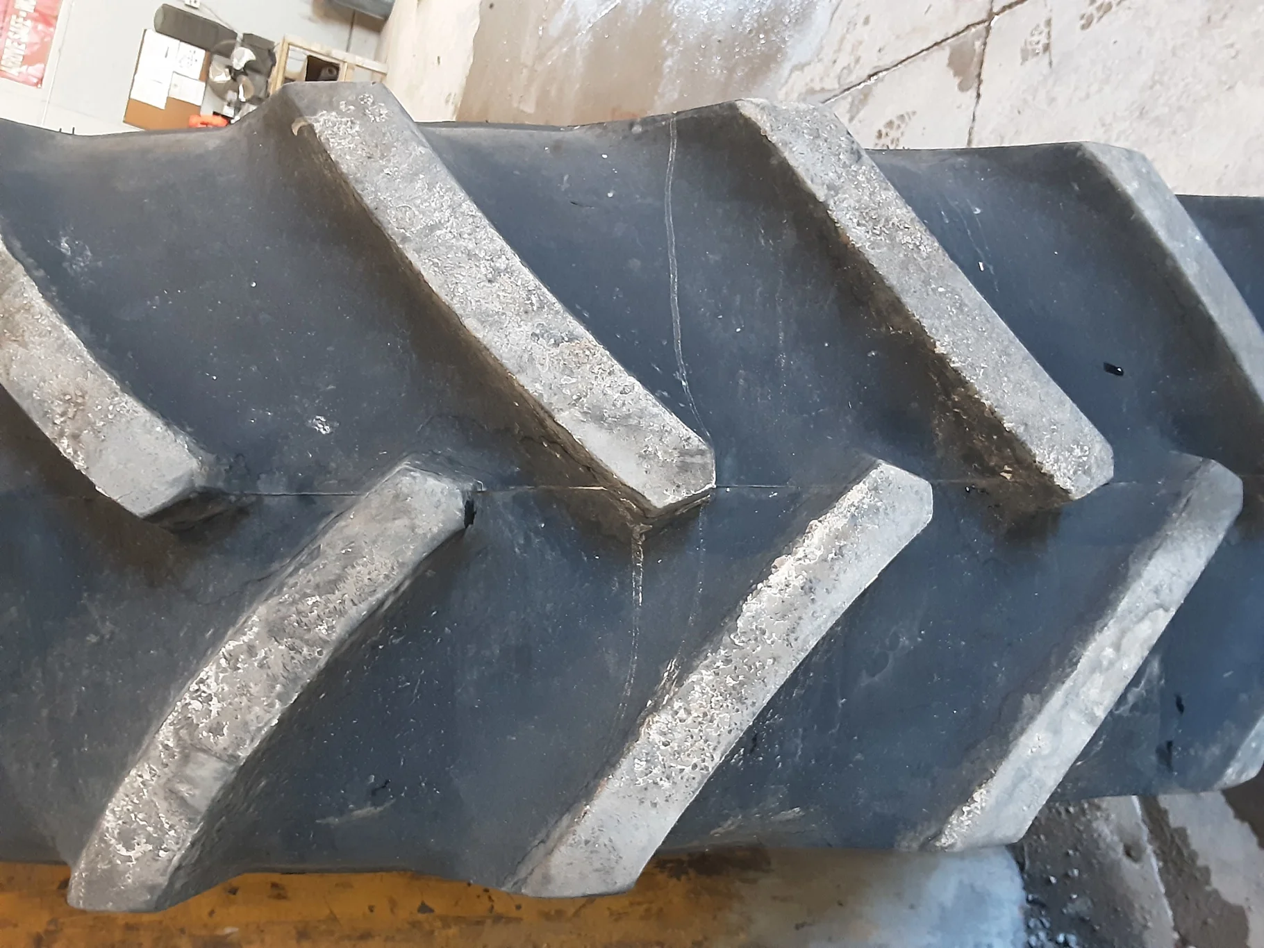 Used 95% 480/95R50 Goodyear Optitrac DT800 164B R-1W TL on a 15 x 50 Case Silver 10 Bolt Dual Wheel image 4
