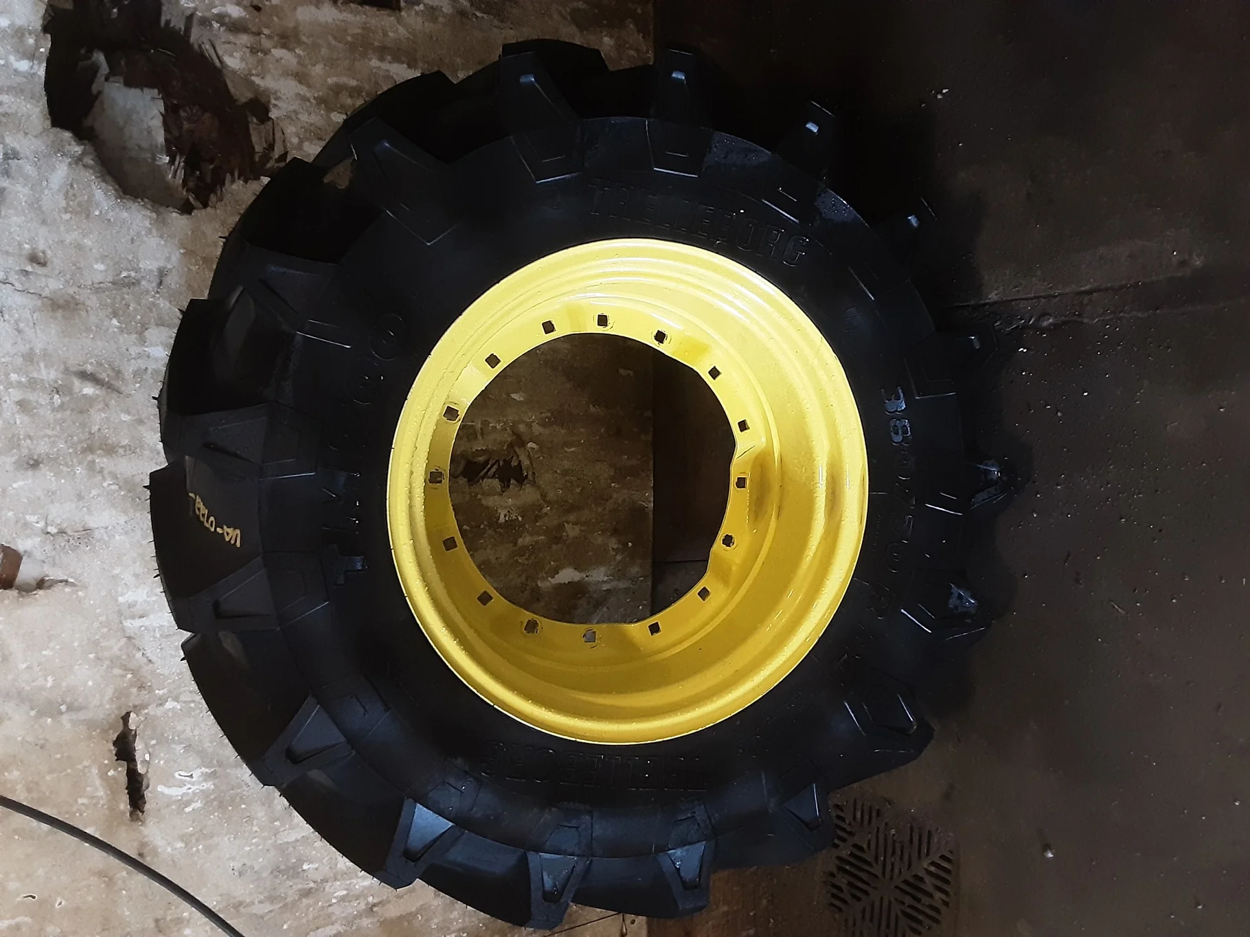 Take Off 380/70R24 Trelleborg TM700 R-1W (125A8) TL on a 12 X 24 JD Waffle Wheel (2 Bolt)