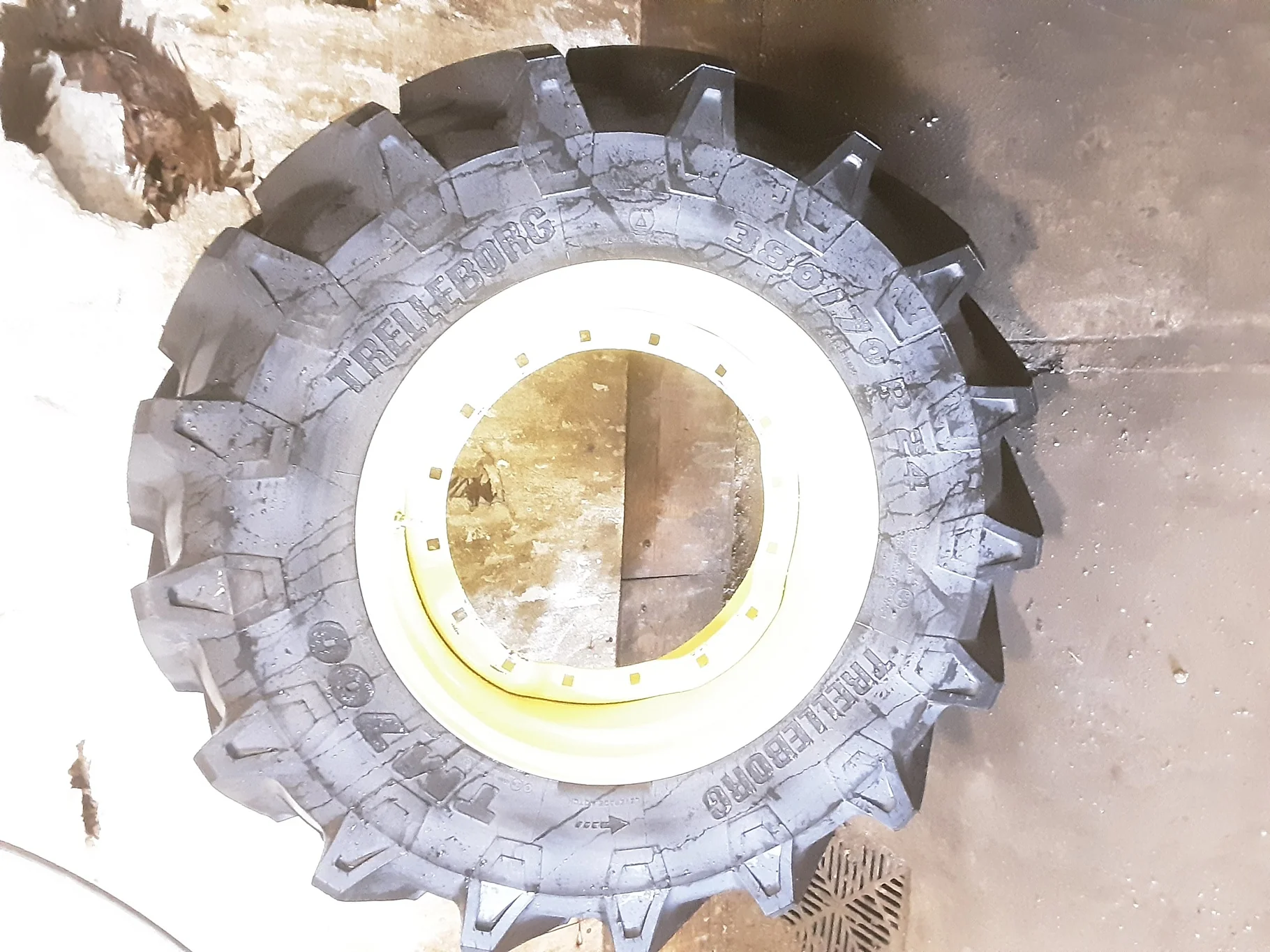 Take Off 380/70R24 Trelleborg TM700 R-1W (125A8) TL on a 12 X 24 JD Waffle Wheel (2 Bolt) image 2