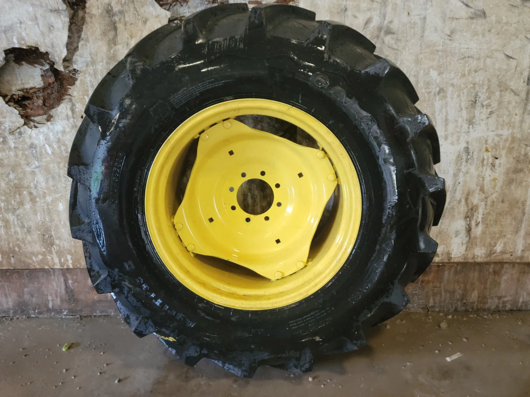Used 95% 16.9-28 Galaxy Agritrac II R-1 (129A6) TL on a 15 x 28 JD GKN Style Wheel (8-8-6)