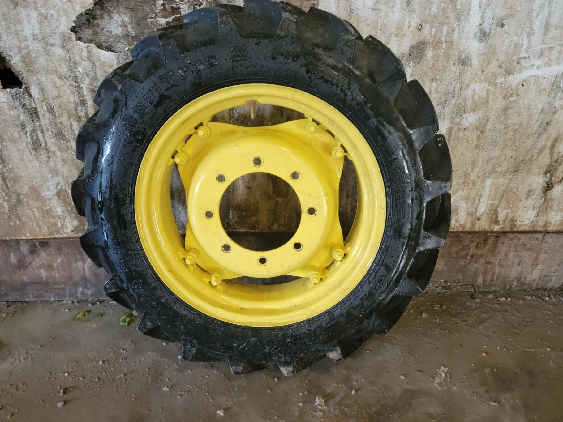 Used 95% 9.5-24 Galaxy Agritrac II R-1 (105A6) on a 8 x 24 JD GKN Style Wheel (8-10-8)