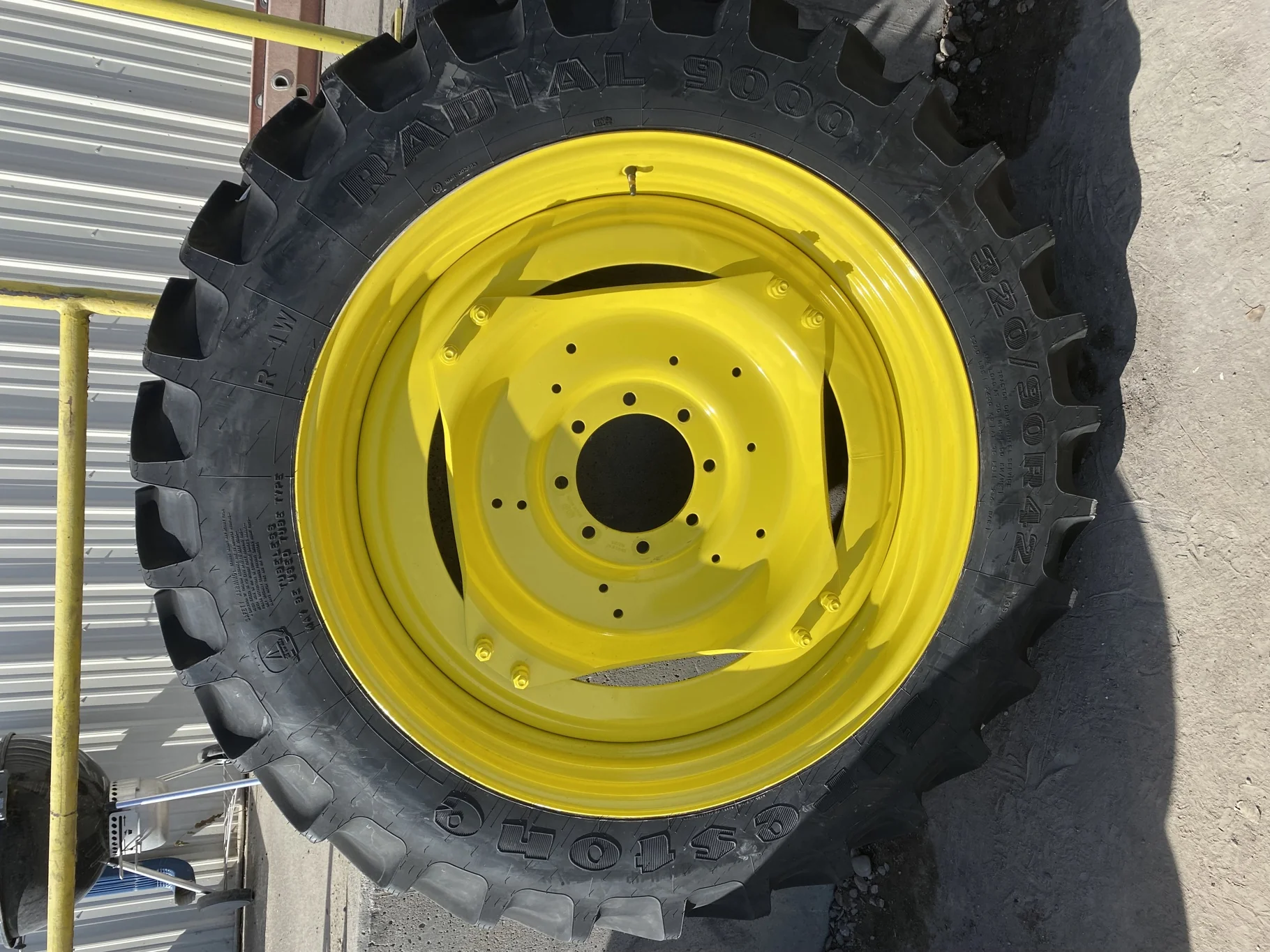Take Off 320/90R42 Firestone Radial 9000 R-1W 139B TL on a 10 X 42 John Deere Yellow 8 bolt GKN Whe image 2