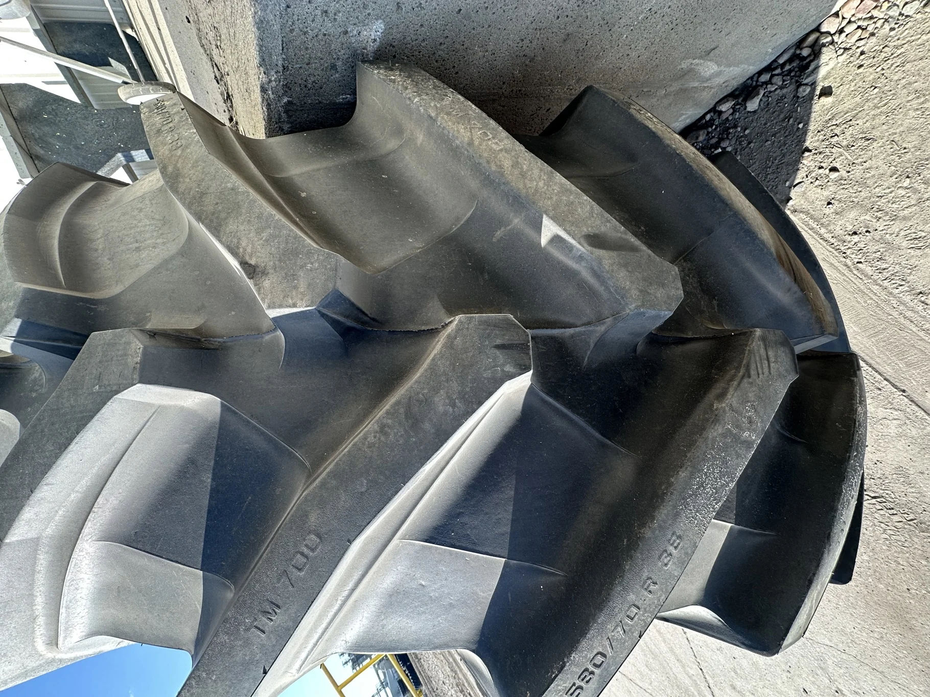 USED 98% 580/70R38 Trelleborg TM700 Progressive Traction R-1W 155D TL on a 18 X 38 Fendt Red 10 Bolt image 3