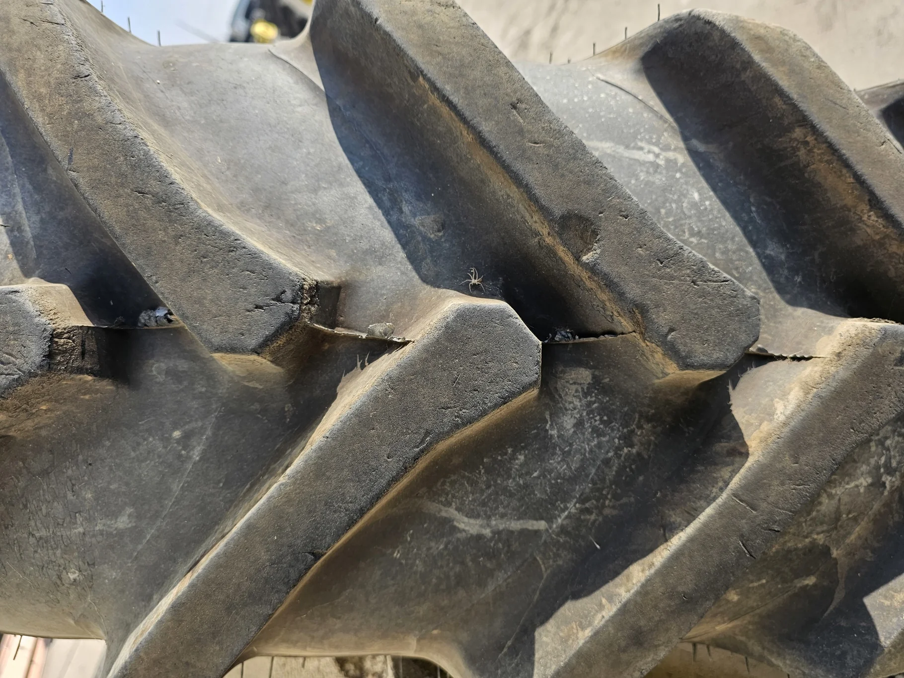 Used 80% 380/90R50 (14.9R0) Alliance Row Crop Radial R-1W 151D TL on a 12 x 50 JD Yellow Stub image 3