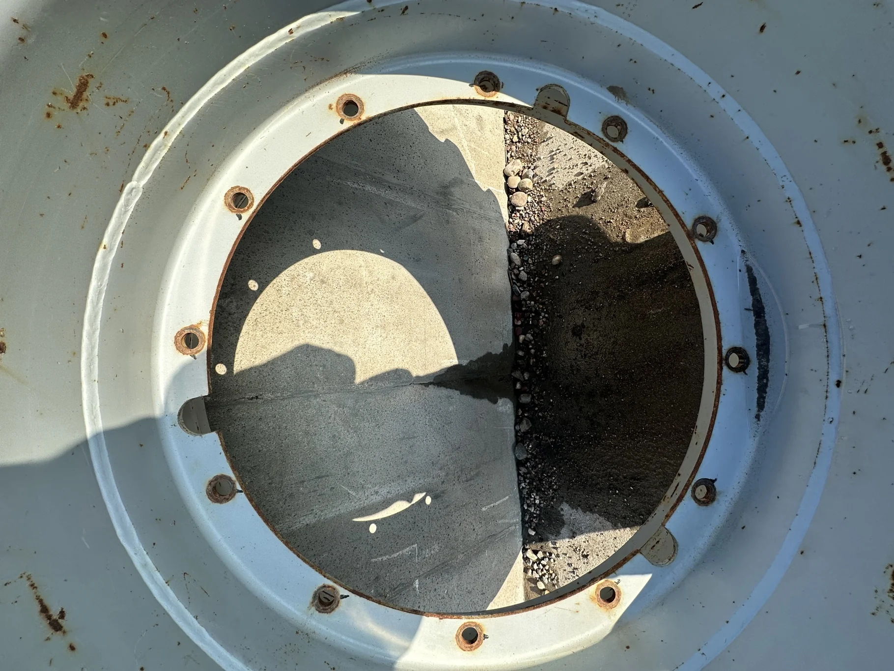 Used 70% 650/65R38 Continental Contract AC65 on 18 x 38 Agco Gray Stub Disc Sprayer Rims (Slight Stu image 3