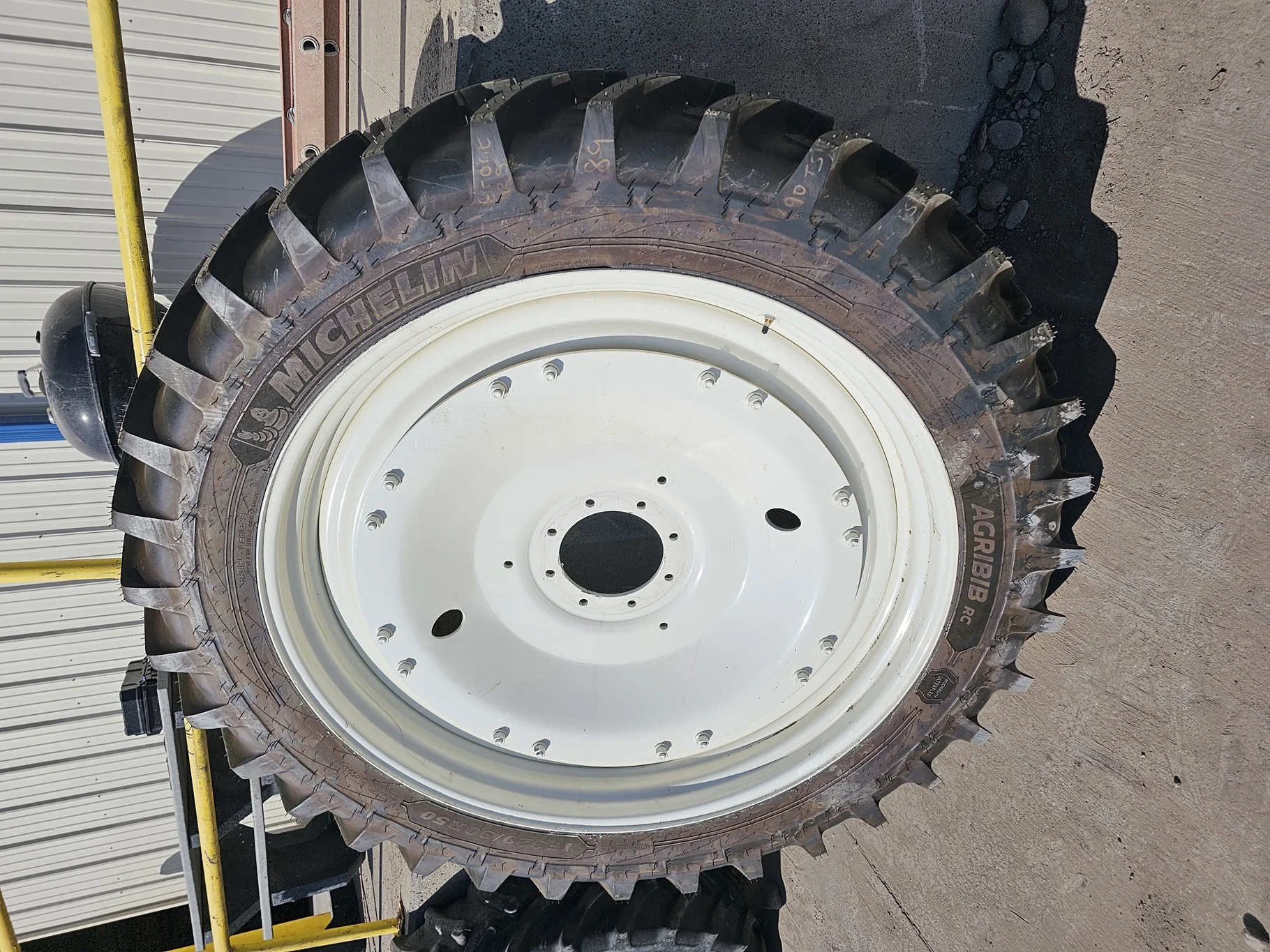 Take Off IF320/90R50 Michelin AgriBib Row Crop R-1W 158B TL on a 10 x 50 NH White 8 Bolt Stub Disc W