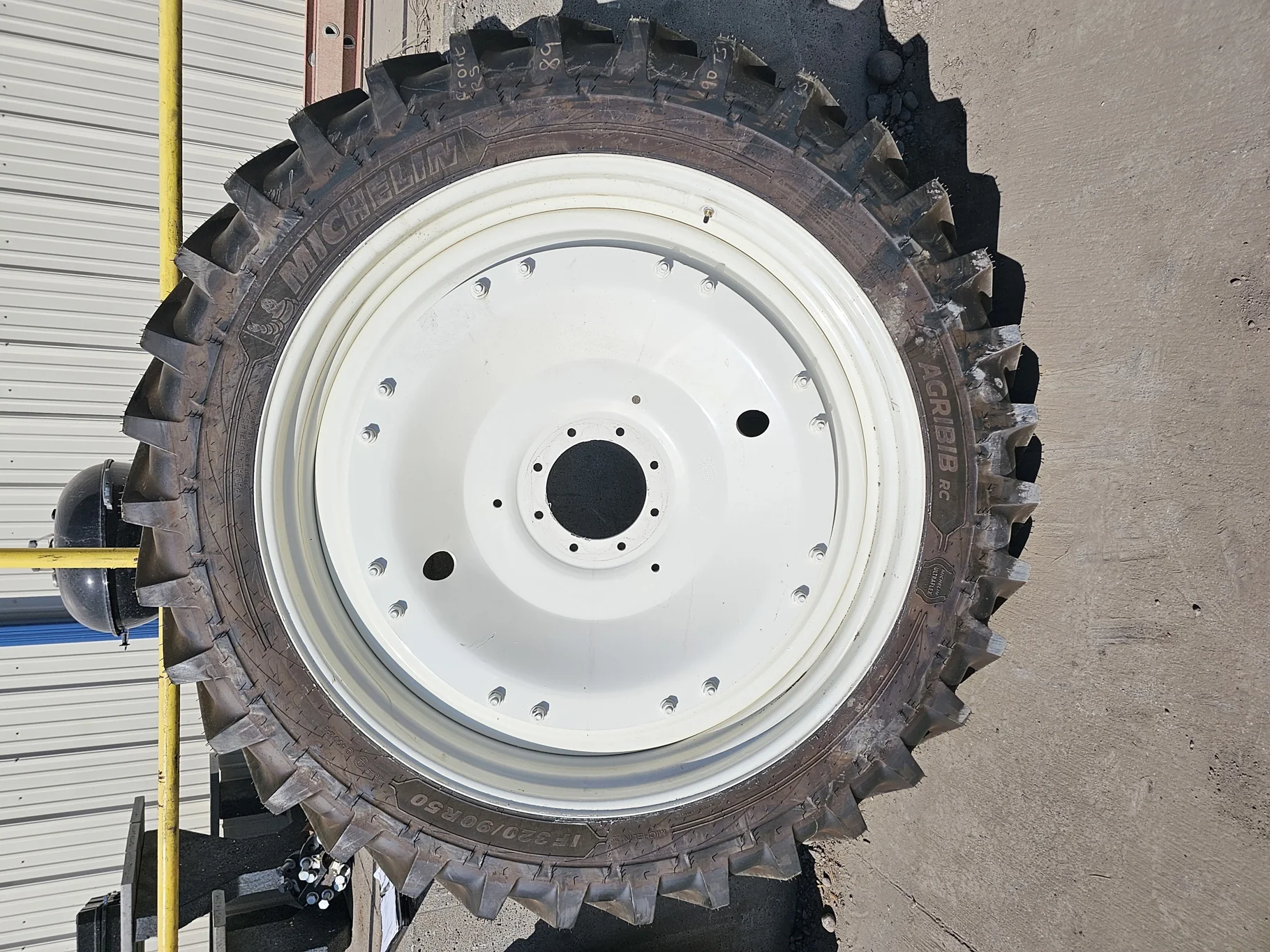 Take Off IF320/90R50 Michelin AgriBib Row Crop R-1W 158B TL on a 10 x 50 NH White 8 Bolt Stub Disc W image 2