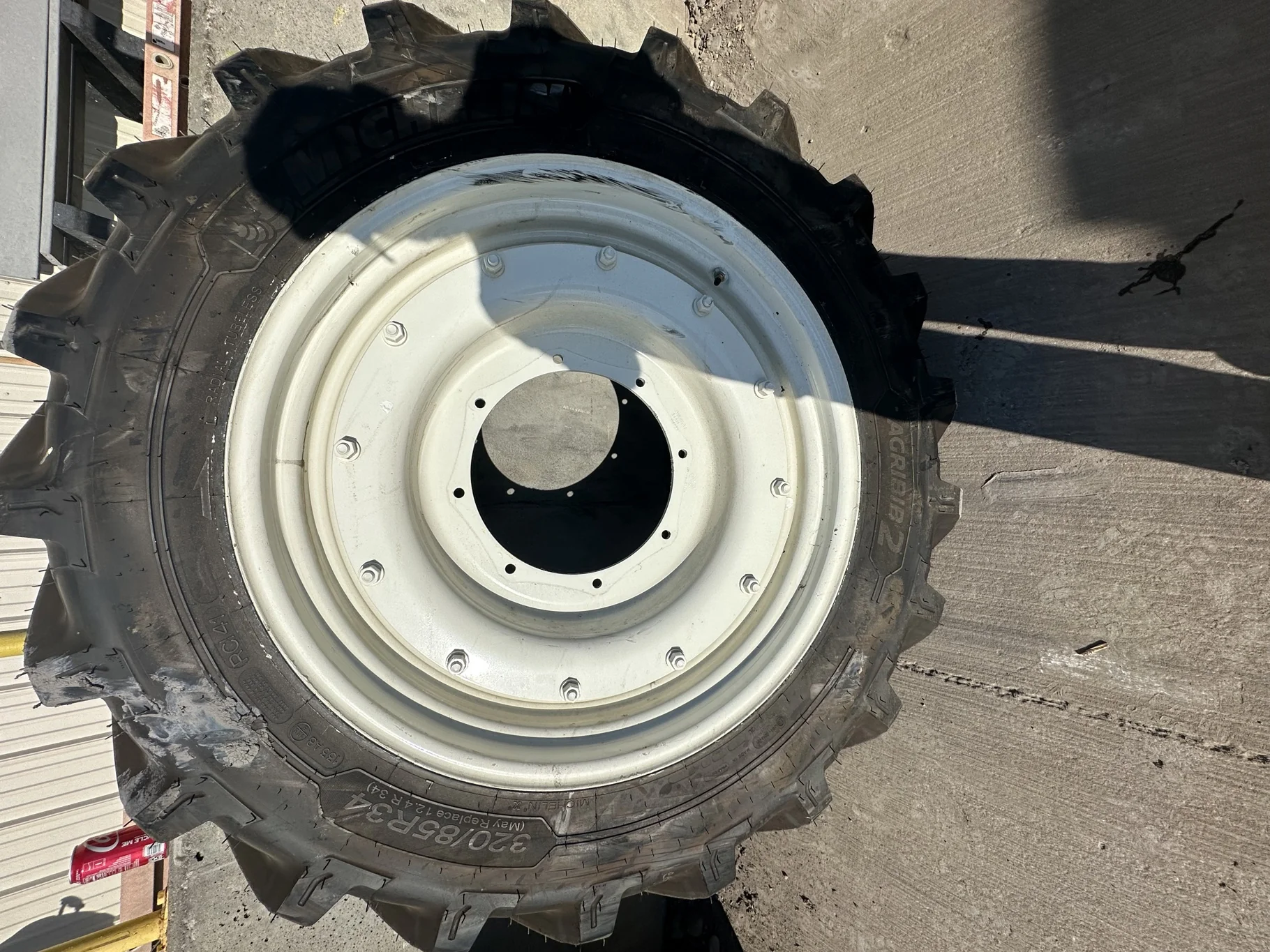 Take Off 320/85R34 (12.4R34) Michelin AgriBib 2 R-1W 133A8/133B TL on a 10 X 34 NH White Stub Disc image 2