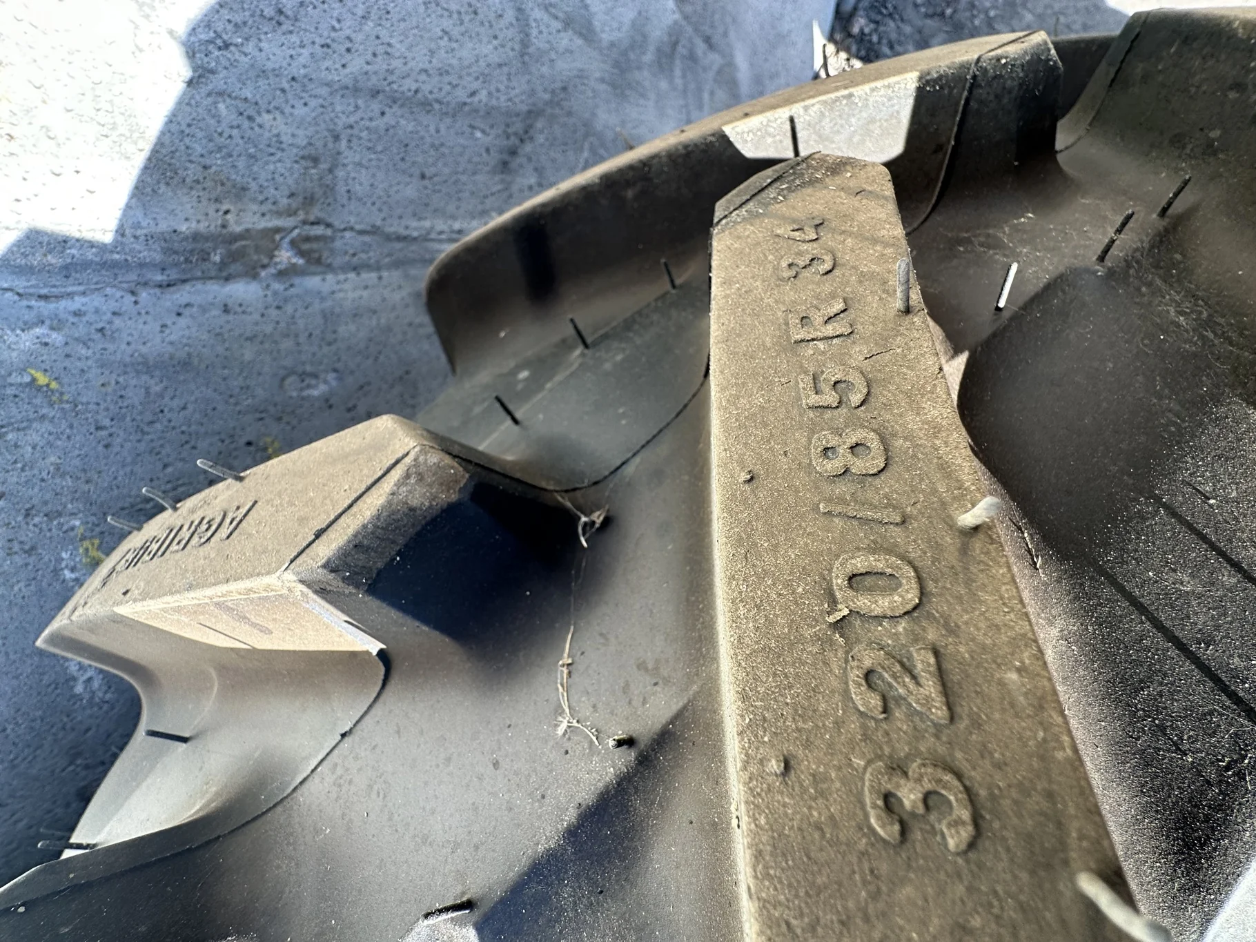 Take Off 320/85R34 (12.4R34) Michelin AgriBib 2 R-1W 133A8/133B TL on a 10 X 34 NH White Stub Disc image 6