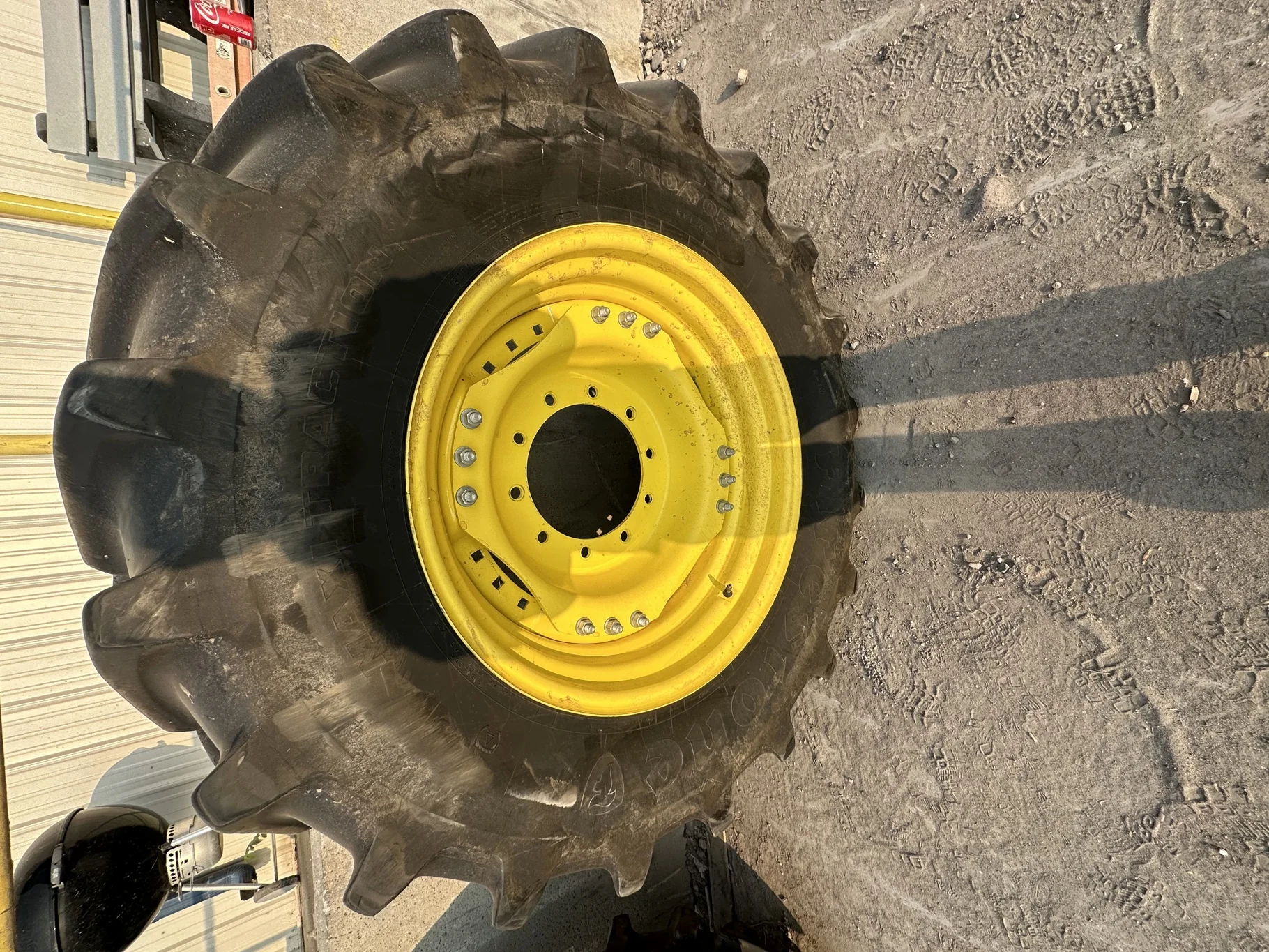 Used 85% 480/70R30 Firestone Maxi Traction R-1W 152D TL on a 15 x 30 JD Yellow Waffle Wheel (3 image 2