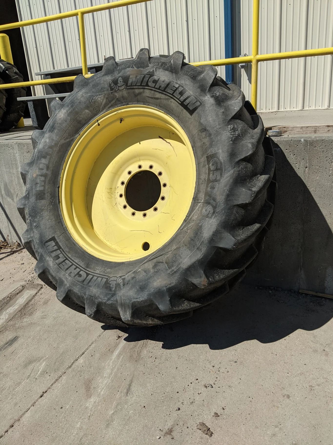 Used 85% 650/65R38 Michelin MultiBib R-1W (157D) TL on a 18 x 38 JD Yellow 12 Bolt (.905) Spray